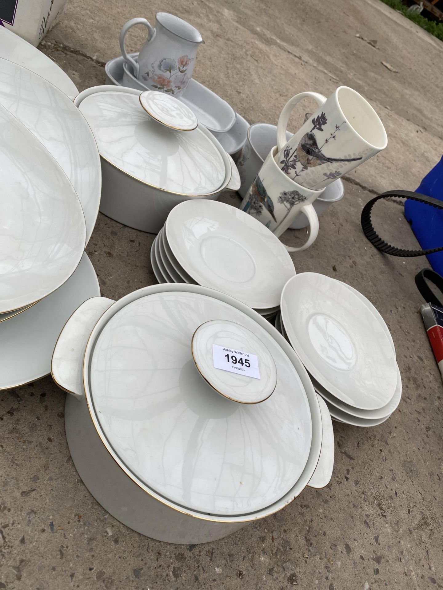 AN ASSORTMENT OF CERAMICS AND GLASS WARE TO INCLUDE PLATES AND A DECANTER ETC - Image 6 of 6