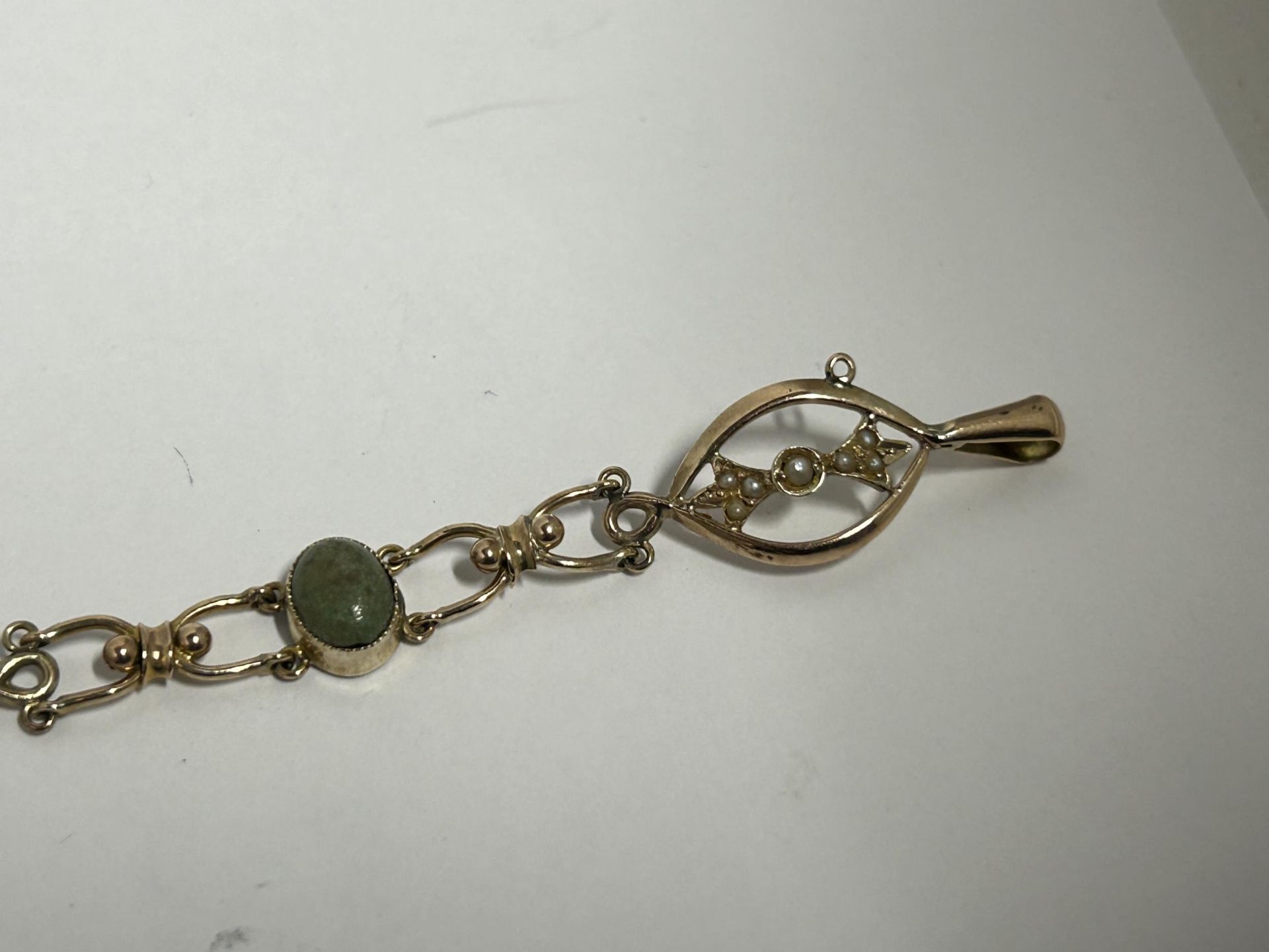 A VINTAGE 9CT YELLOW GOLD, JADE AND PEARL BRACELET GROSS WEIGHT 6.35 GRAMS, LENGTH 17CM - Image 2 of 6