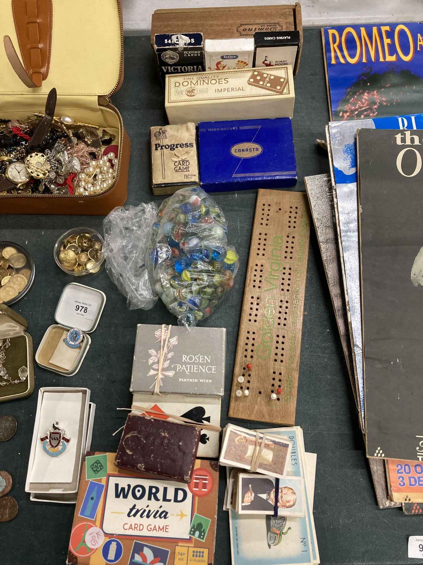 A COLLECTION OF VINTAGE GAMES, DOMINOES, CARDS, MARBLES ETC