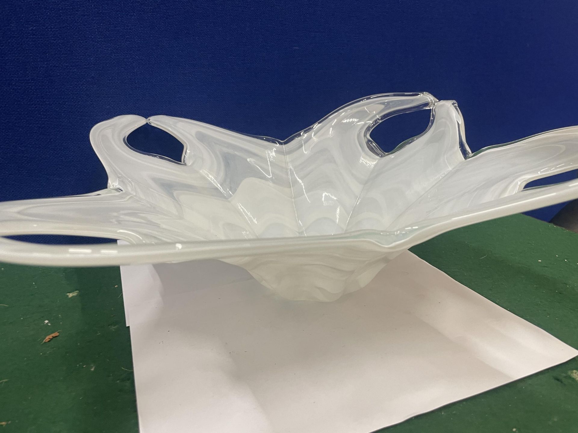 A LARGE WHITE MURANO GLASS CENTRE PIECE BOWL - Image 3 of 5