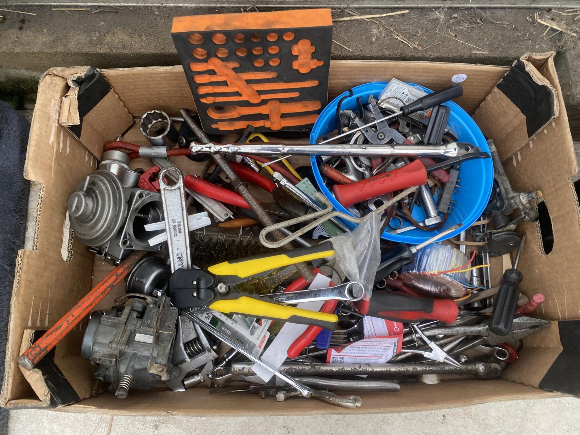 AN ASSORTMENT OF HAND TOOLS TO INCLUDE SPANNERS AND PLIERS ETC - Image 2 of 3