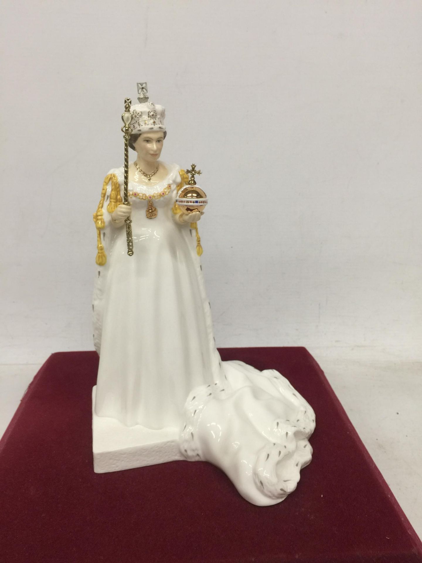 A COALPORT QUEEN ELIZBAETH II DIAMOND JUBILEE 2012 BONE CHINA FIGURE