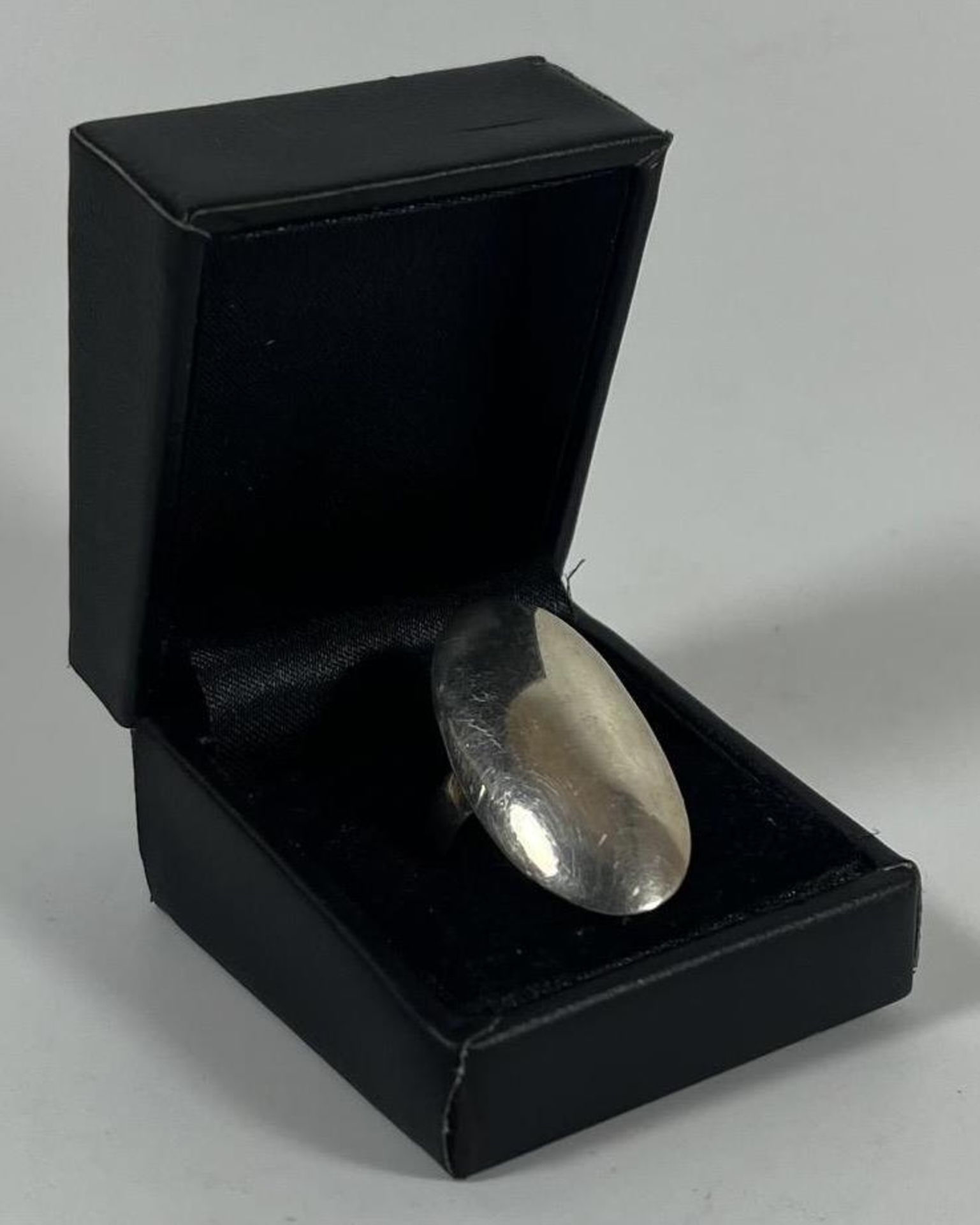 A .925 SILVER ABSTRACT RING, BOXED