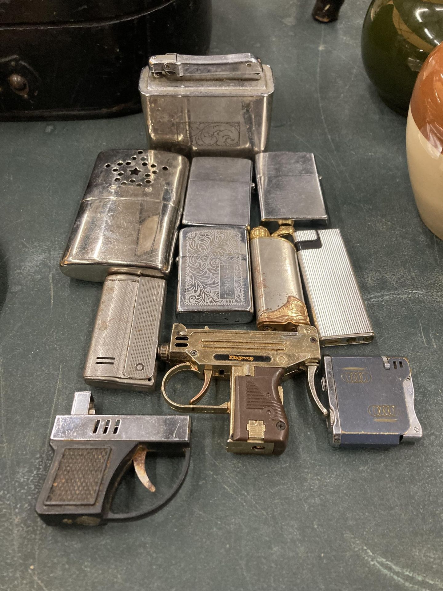 A COLLECTION OF VINTAGE LIGHTERS TO INCLUDE A COLBRI TABLE LIGHTER, ZIPPO AND NOVELTY GUN SHAPED