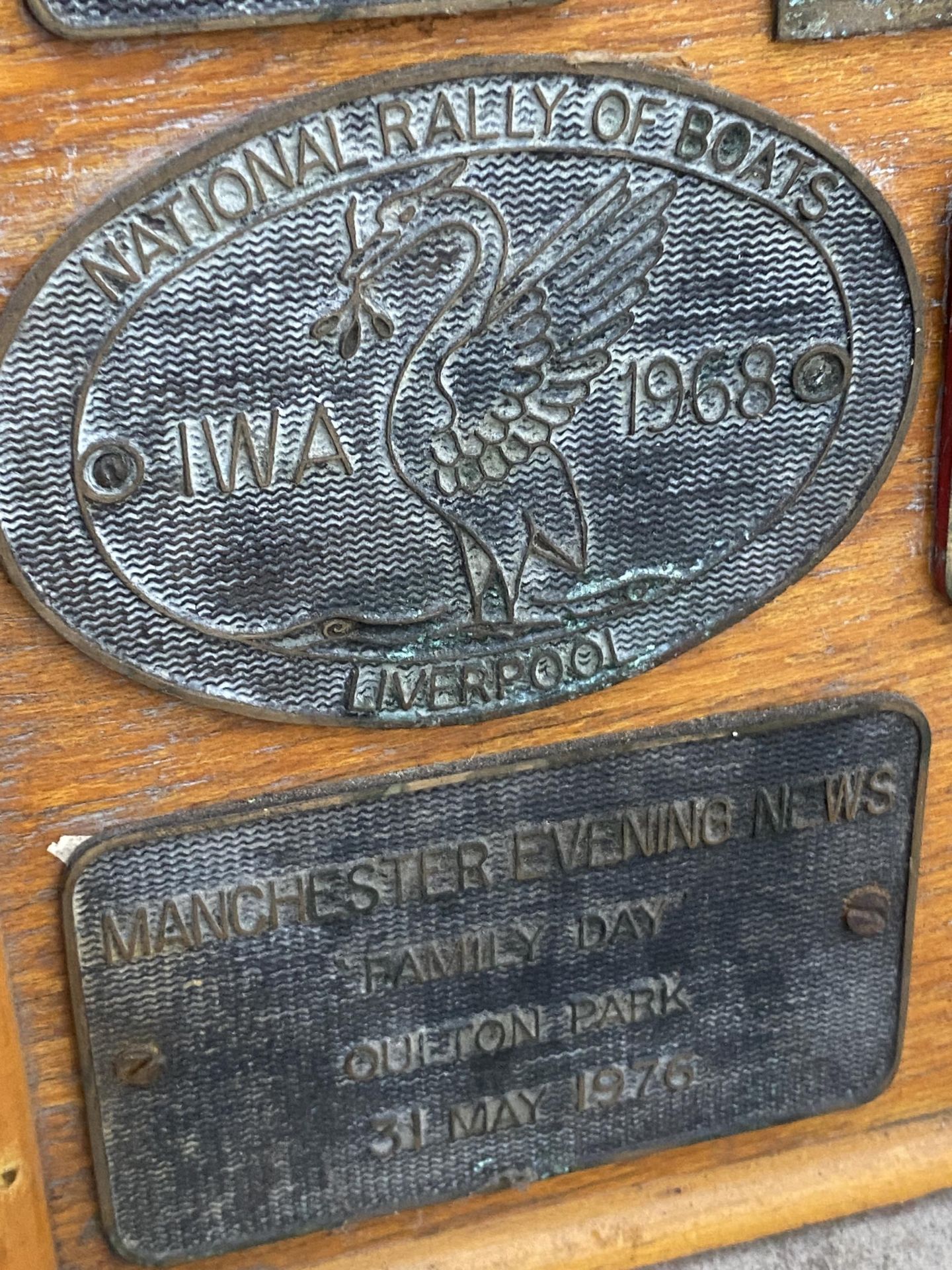 A WOODEN BOARD DISPLAYING A LARGE QUANTITY OF COMMEMERATIVE BRASS PLAQUES FROM VARIOUS STEAM RALLIES - Image 7 of 10