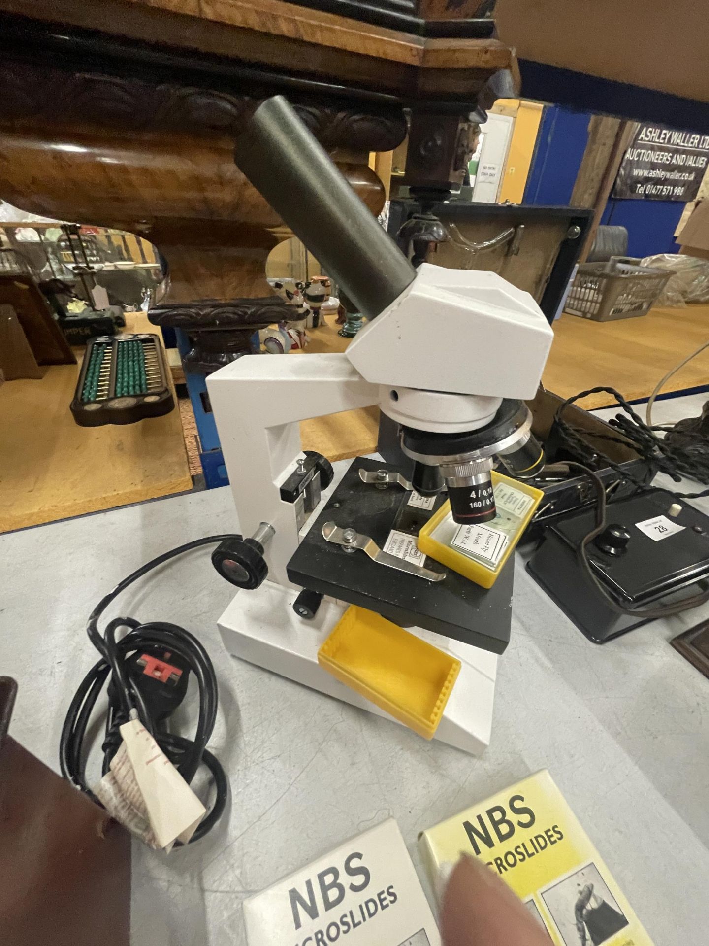 A MODERN ELECTRIC MICROSCOPE WITH SLIDES SEEN WORKING BUT NO WARRANTY - Image 3 of 3