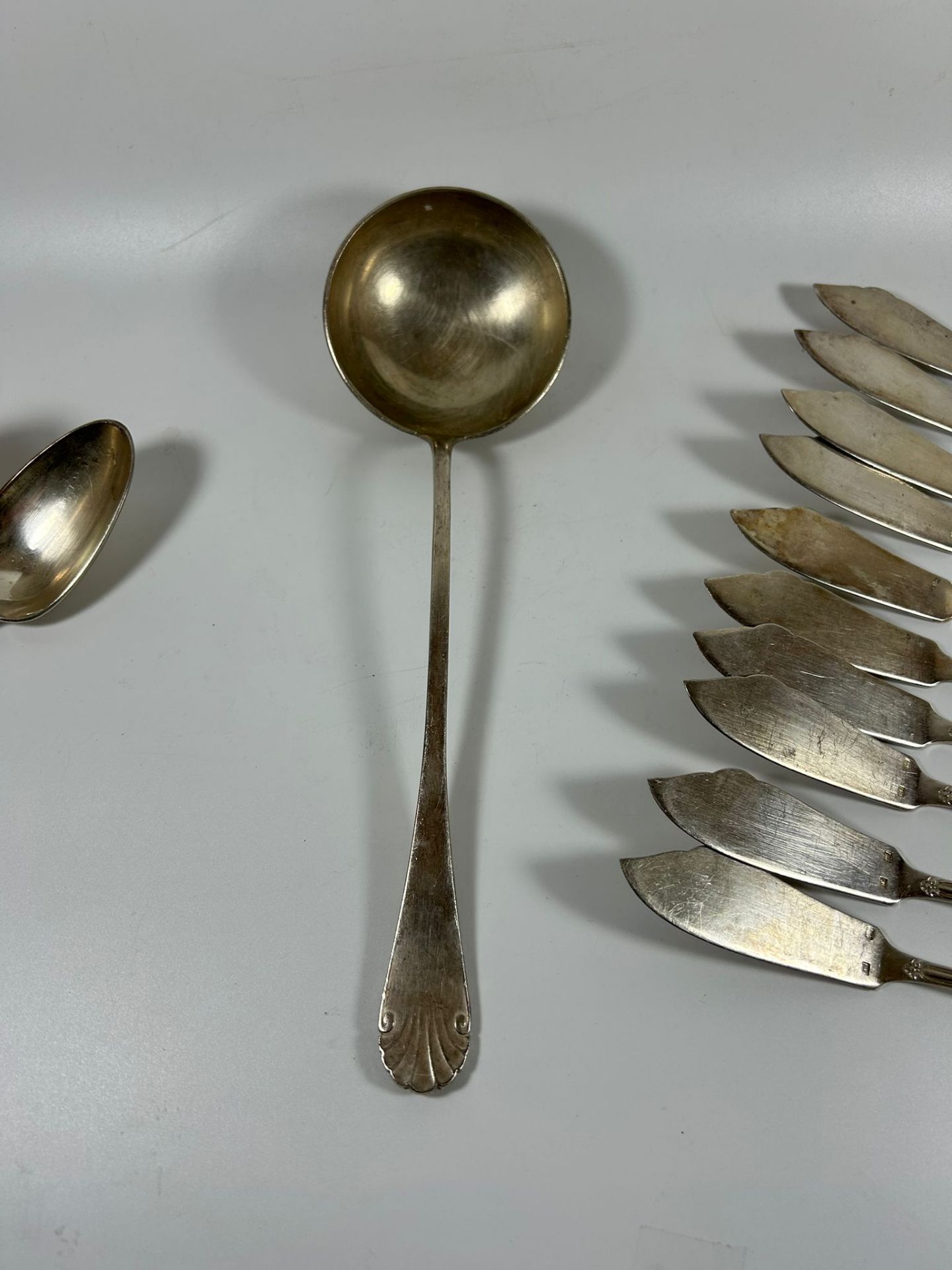 A COLLECTION OF ART DECO CHRISTOFLE SILVER PLATED CUTLERY COMPRISING SPOONS AND A LARGE LADLE IN THE - Bild 4 aus 7