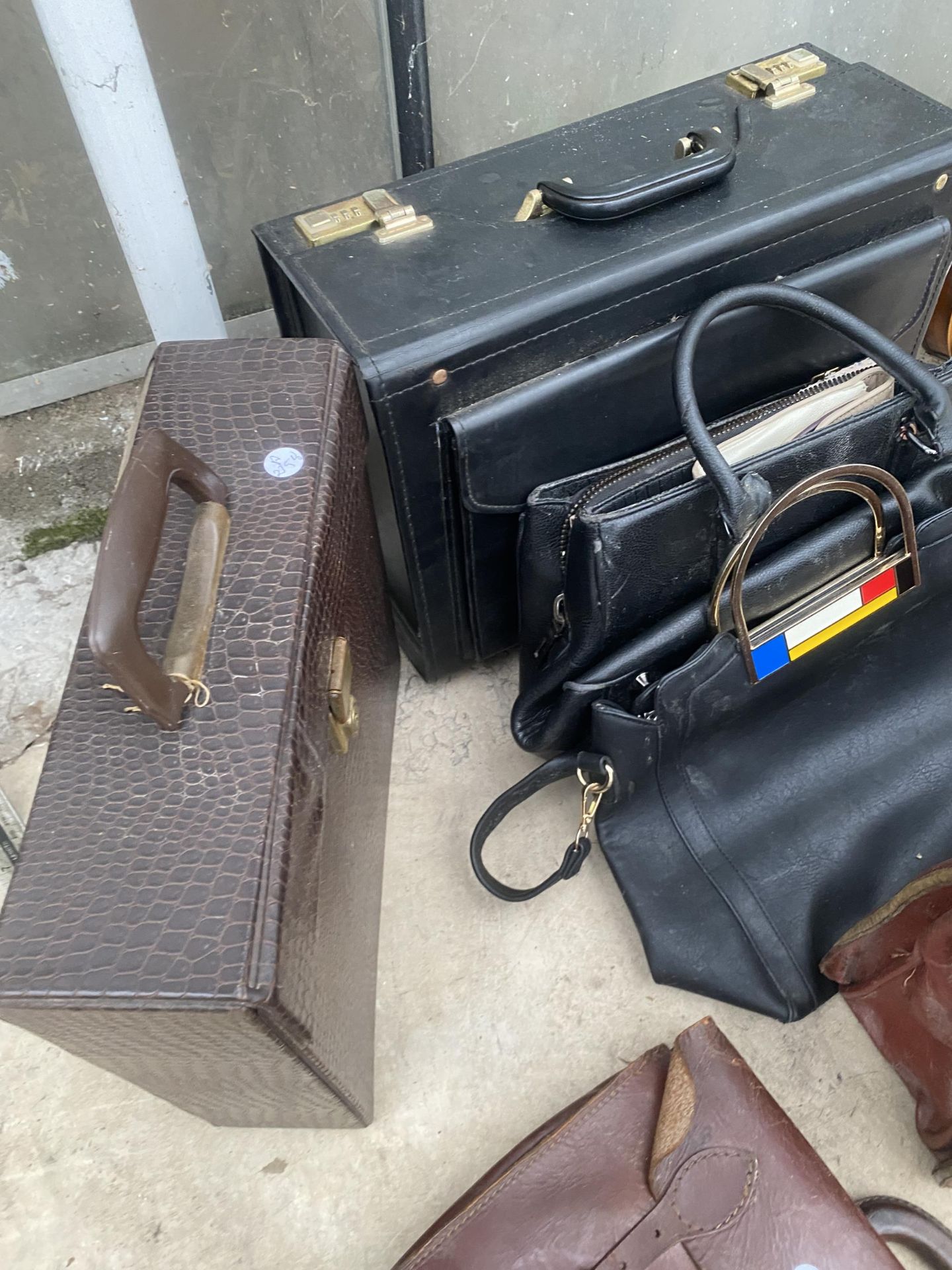AN ASSORTMENT OF VINTAGE BRIEFCASES - Image 3 of 4
