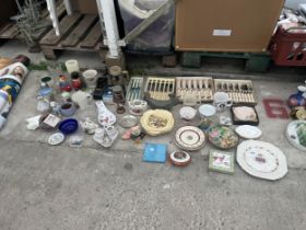 AN ASSORTMENT OF ITEMS TO INCLUDE FLATWARE AND CERAMICS ETC