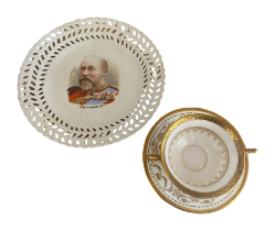 AN ANTIQUE ROYAL DOULTON GILT BOUILLION CUP AND SAUCER, PATTERN NO. HN4522 TOGETHER WITH AN EDWARD