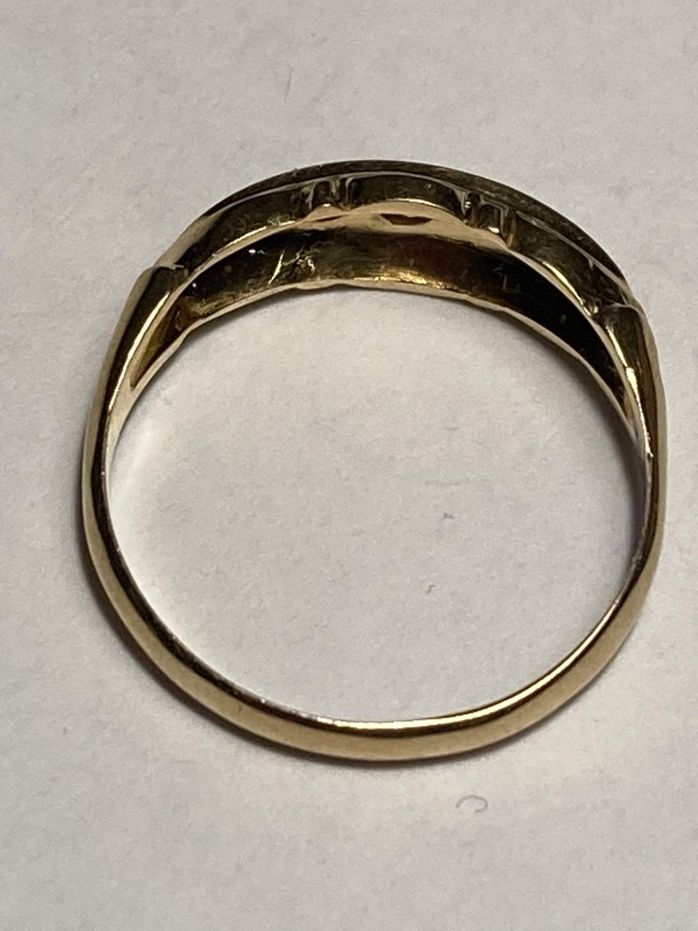 AN 18 CARAT HALLAMRKED CHESTER GOLD RING WITH FIVE IN LINE DIAMONDS SIZE N/O - Bild 3 aus 4