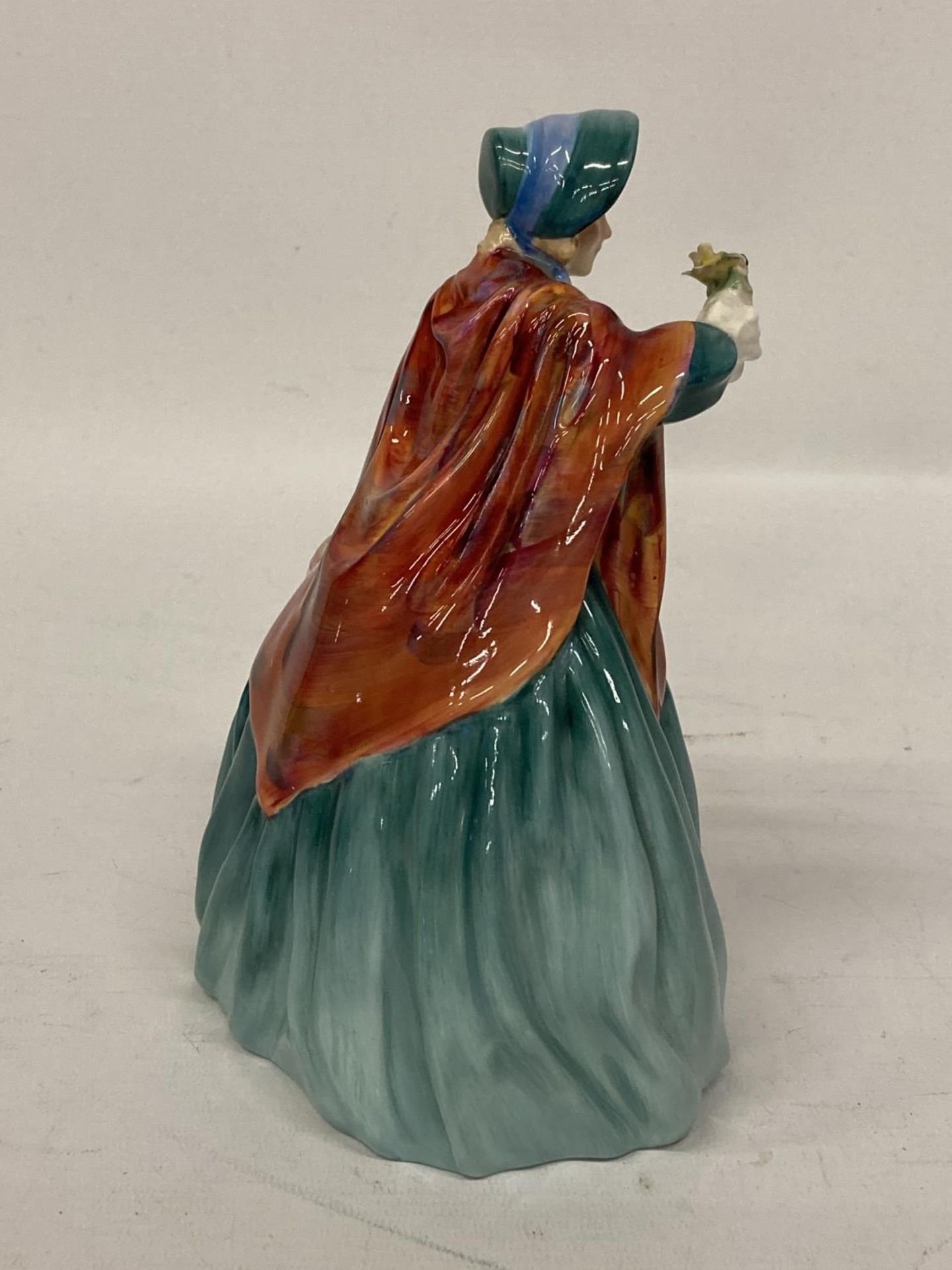 A ROYAL DOULTON FIGURINE "LADY CHARMIAN" HN 1948 - Image 2 of 4