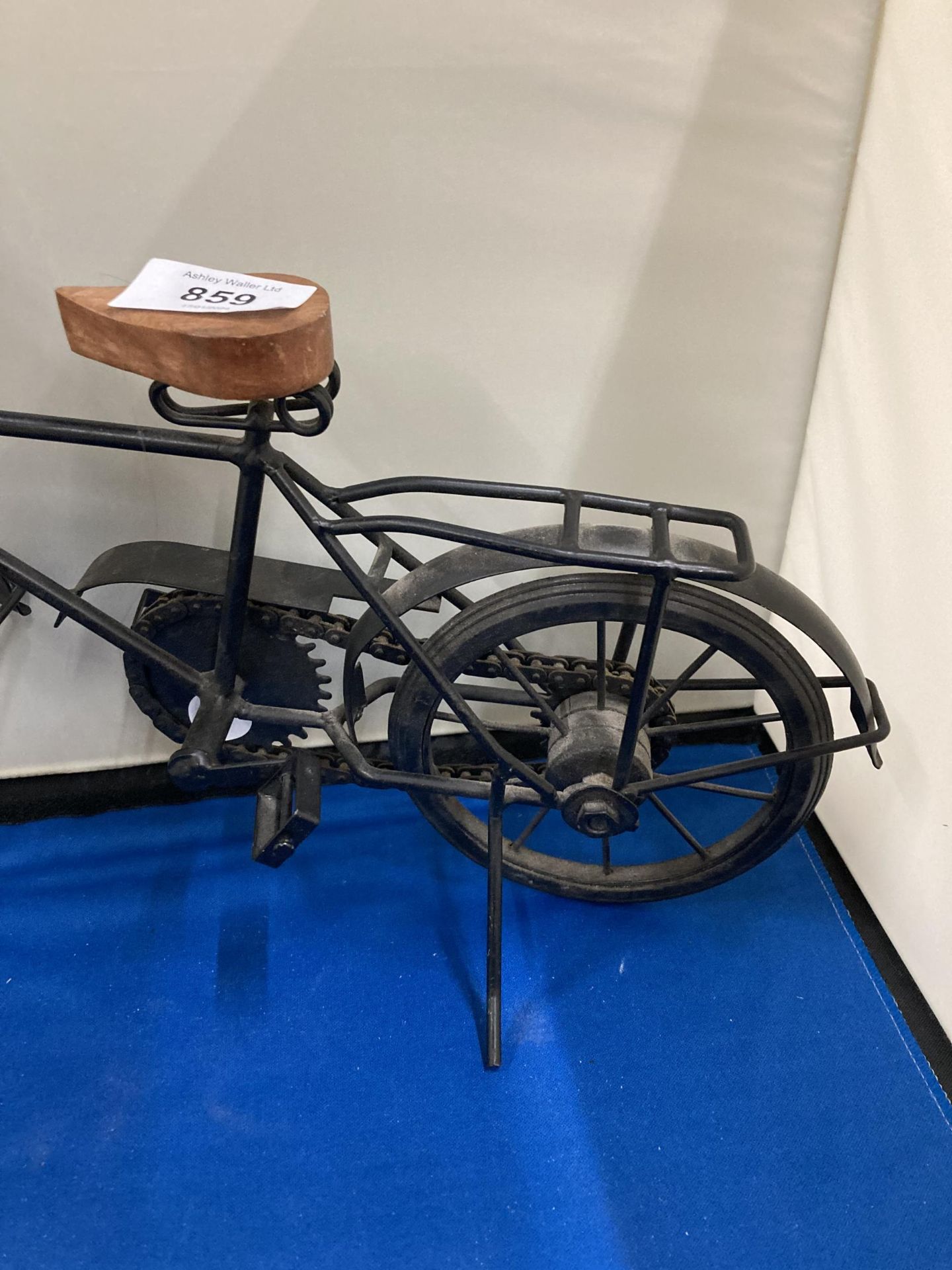 A METAL AND WOOD MODEL OF A DELIVERY BIKE, HEIGHT 20CM, LENGTH 38CM - Bild 3 aus 3