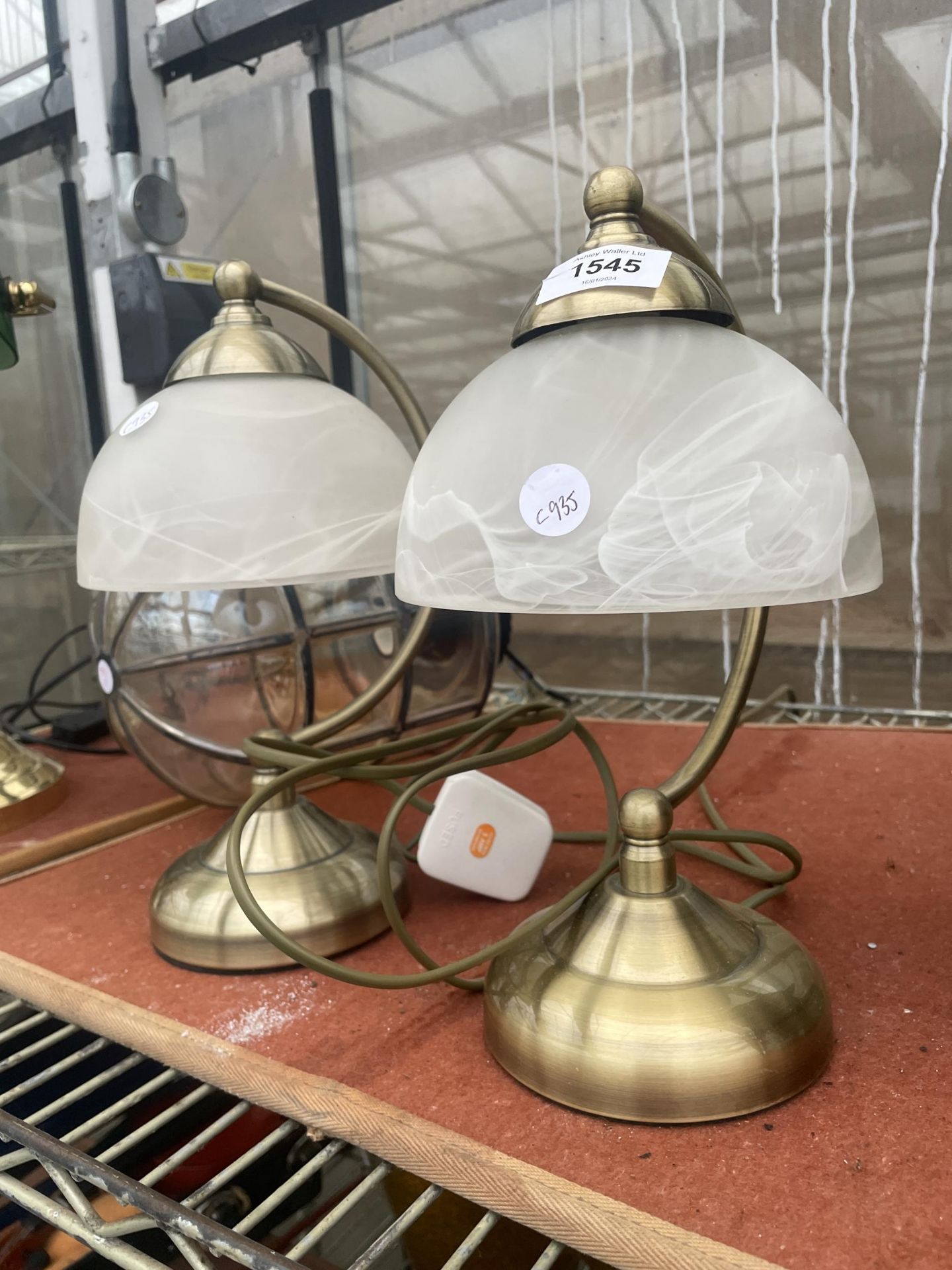 A PAIR OF BRASS EFFECT TABLE LAMPS WITH GLASS SHADES