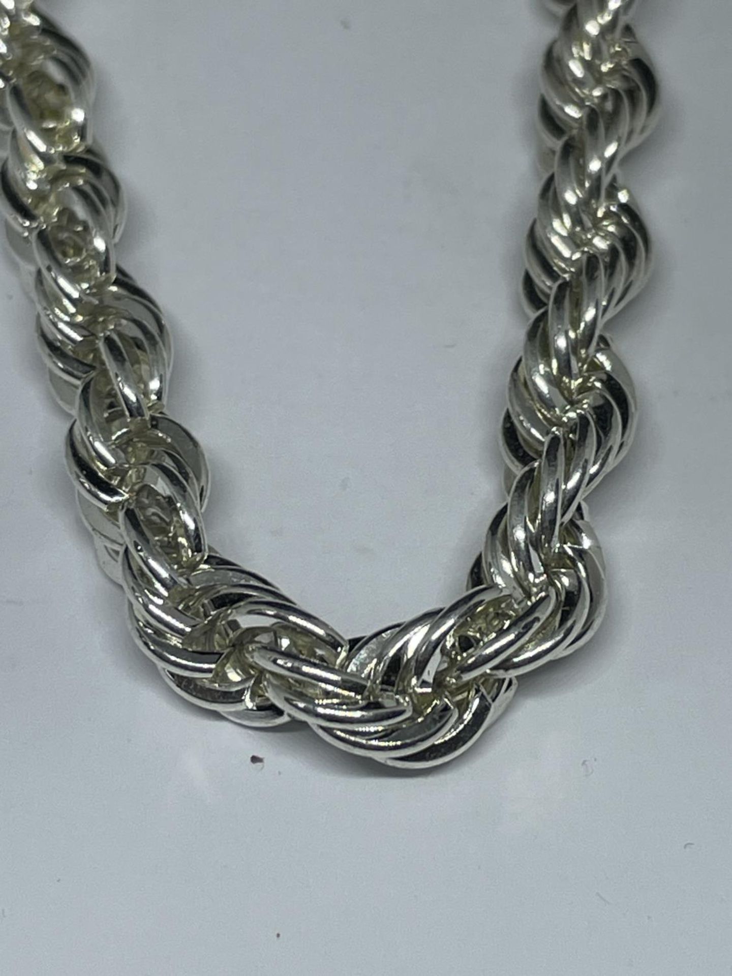 A SILVER WRIST CHAIN - Image 2 of 3
