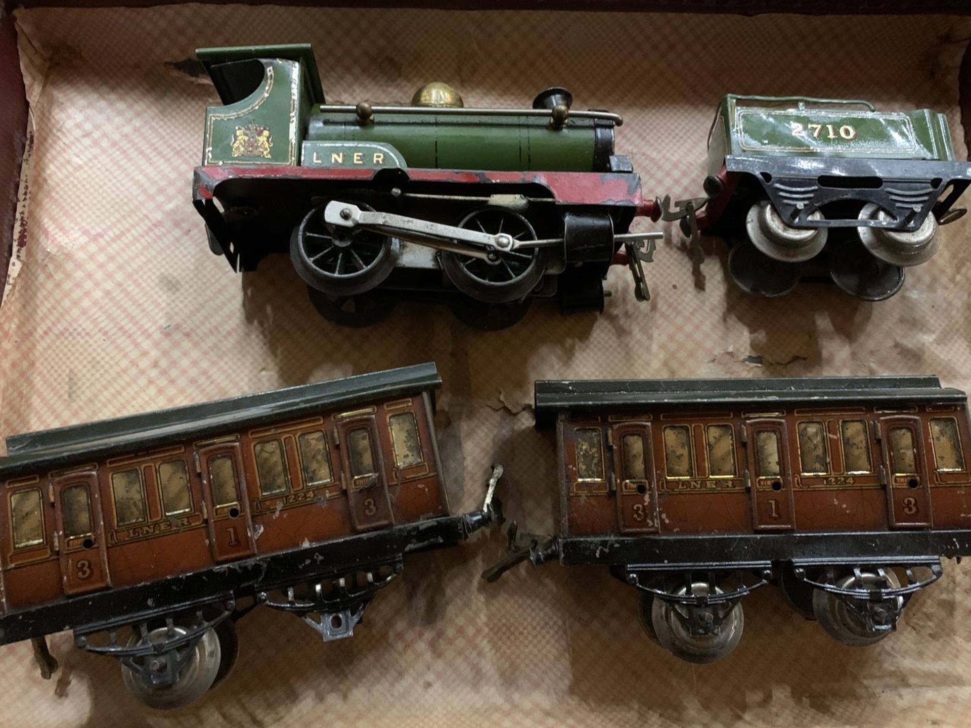 A LEATHER CASE WITH A VINTAGE TRAIN SET TO INCLUDE TRAIN, CARRIAGES, TRACK AND LEVEL CROSSING - Image 7 of 7