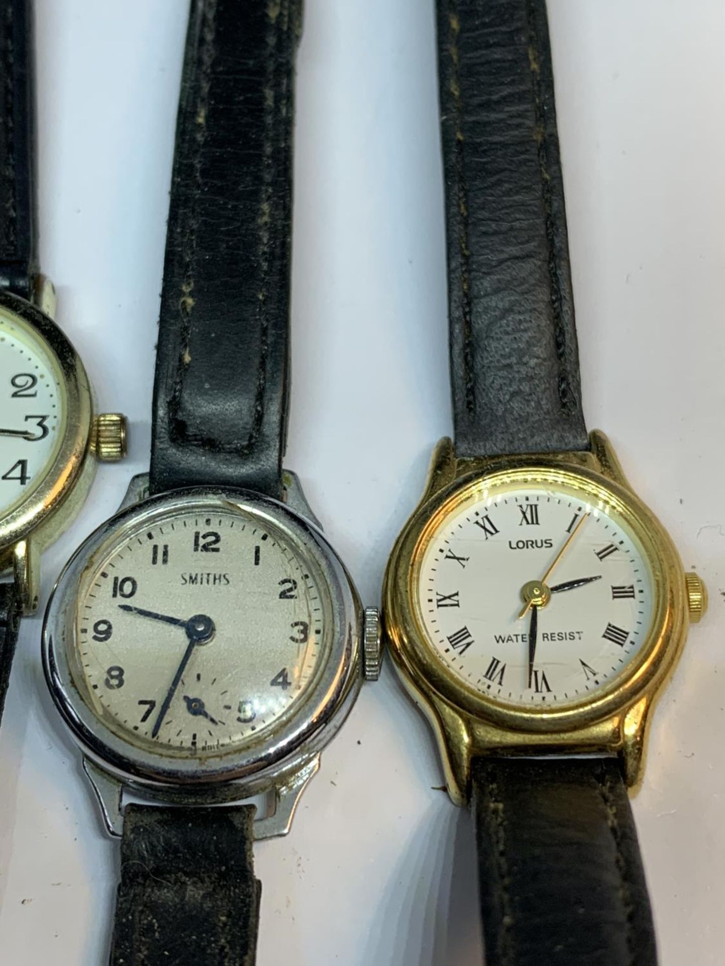 FOUR LADIES WATCHES ON LEATHER STRAPS TO INCLUDE A VINTAGE SMITHS WATCH, LORUS, REFLEX, ETC - Image 3 of 3