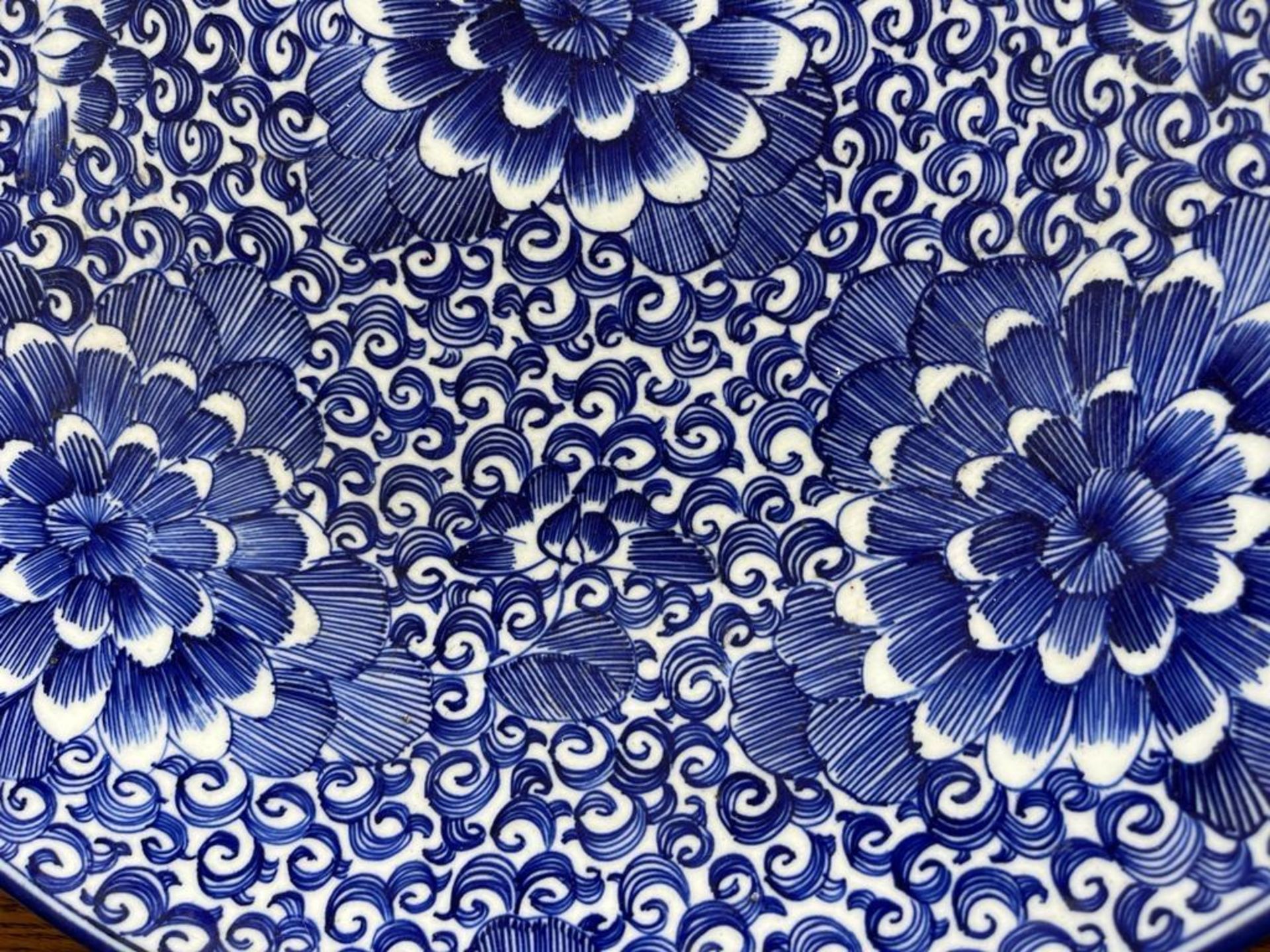 A JAPANESE BLUE AND WHITE POTTERY CHRYSANTHEMUM DESIGN FLORAL CHARGER PLATE, DIAMETER 46CM - Image 3 of 6