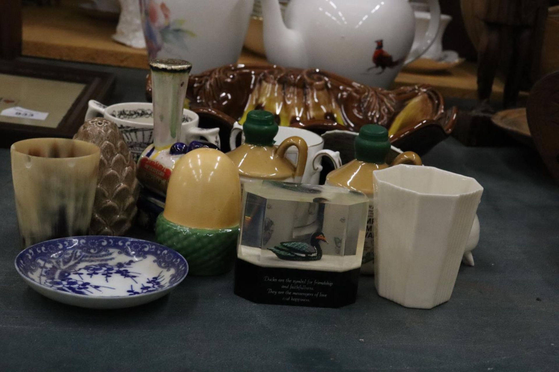 A QUANTITY OF CERAMIC ITEMS TO INCLUDE A MAJOLICA STYLE BOWL, SMALL SCRUMPY STONEWARE BOTTLES, AN - Image 2 of 5