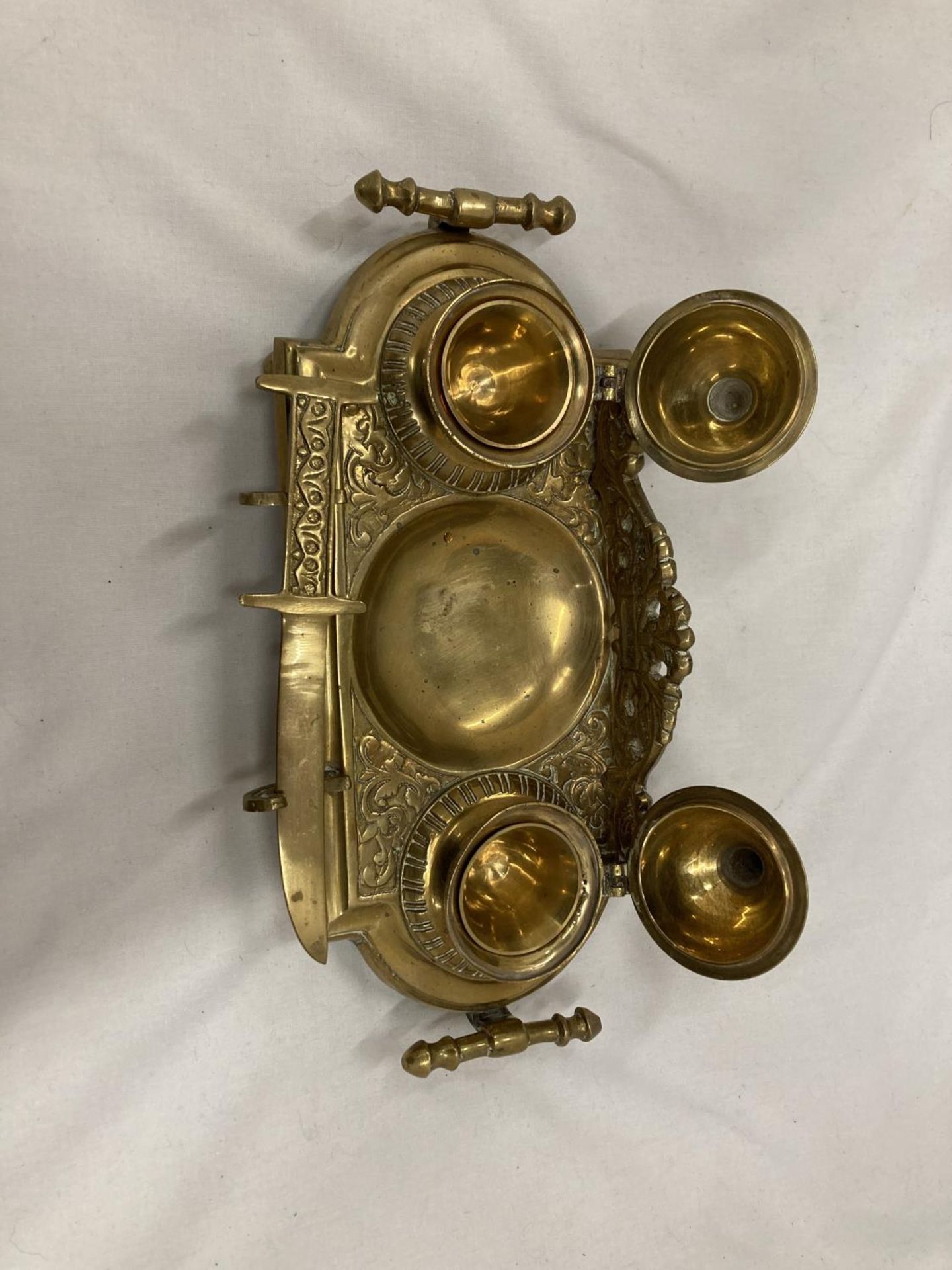 AN ORNATE VINTAGE BRASS INKWELL STAND - Image 3 of 5