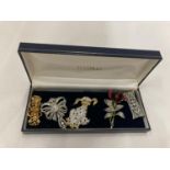 A BOX CONTAINING FIVE COSTUME JEWELLERY BROOCHES TO INCLUDE A DOG, ROSE, ETC