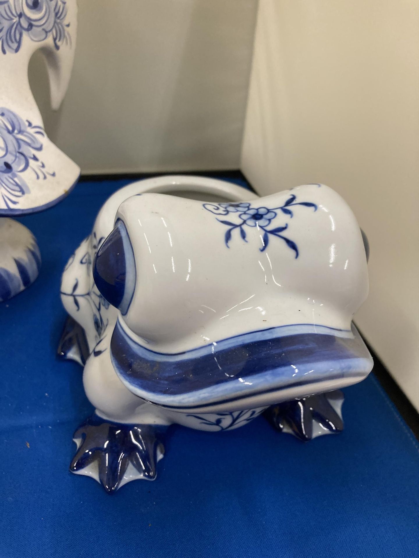 A LARGE BLUE AND WHITE ROOSTER ORNAMENT, HEIGHT 28CM AND A FROG UTENSIL POT - Image 2 of 3