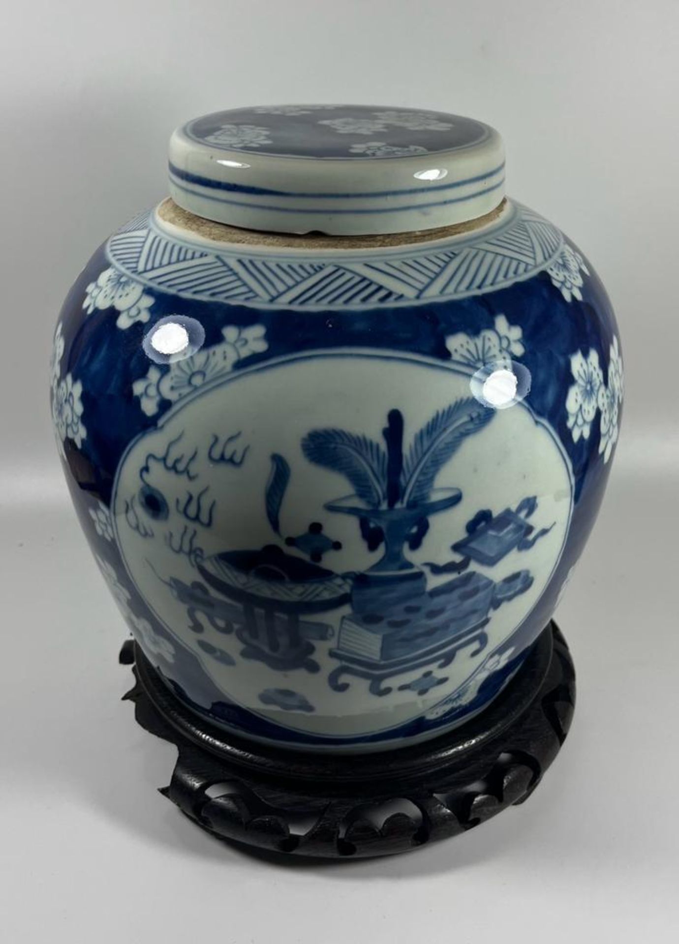 A LARGE CHINESE BLUE AND WHITE PRUNUS BLOSSOM 'OBJECTS' PATTERN PORCELAIN GINGER JAR ON CARVED - Image 2 of 7