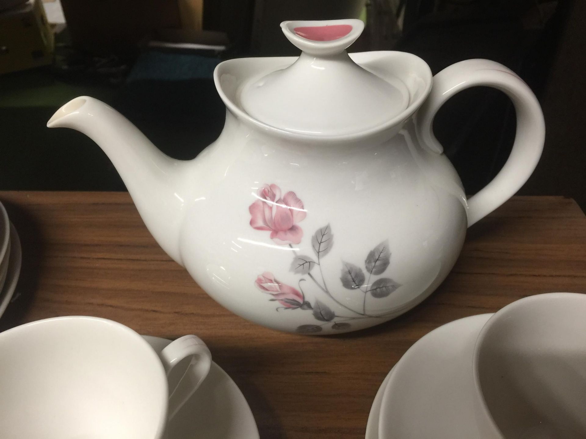 A VINTAGE FLORAL BONE CHINA TEASET - Image 2 of 4