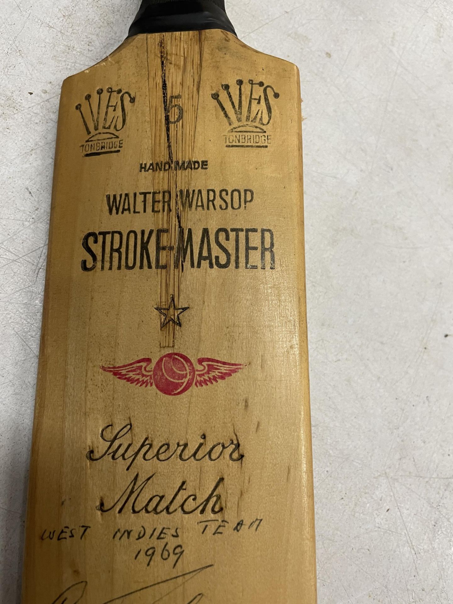 A WALTER WARSOP STROKE MASTER CRICKET BAT SIGNED BY THE WEST INDIES TEAM 1969 - Image 4 of 5
