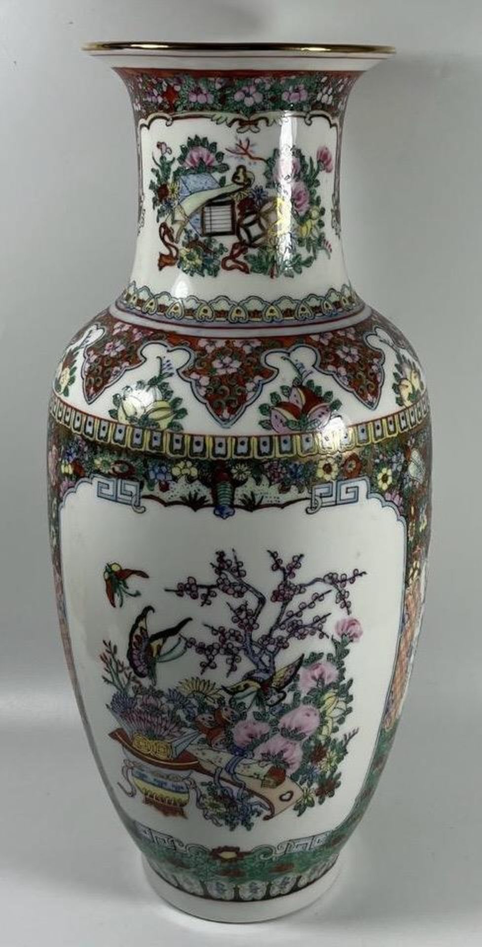 A LARGE CHINESE CANTON FAMILLE ROSE DESIGN VASE, HEIGHT 38CM