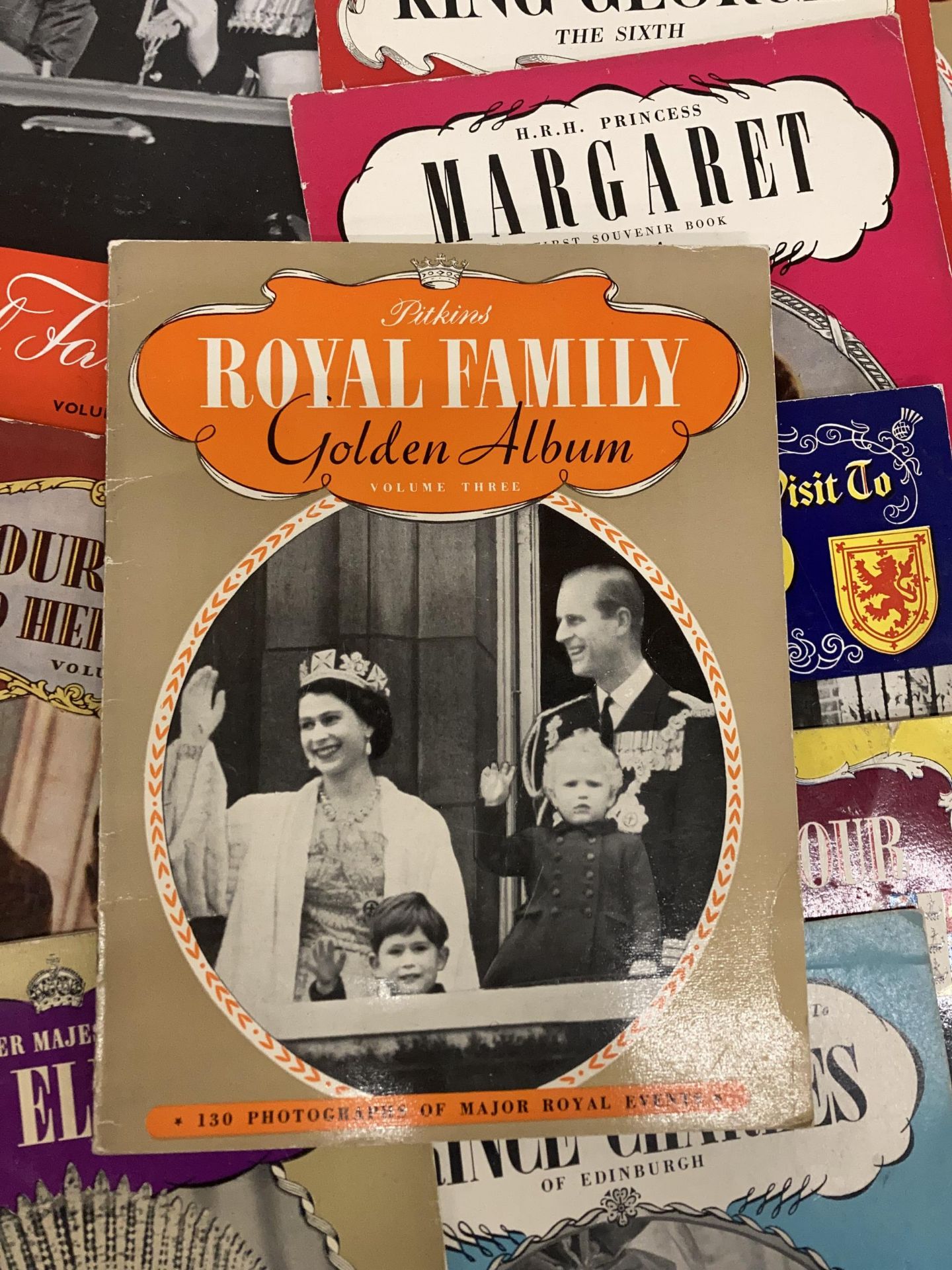 SEVERAL BOOKS RELATING TO THE ROYAL FAMILY - Bild 4 aus 6
