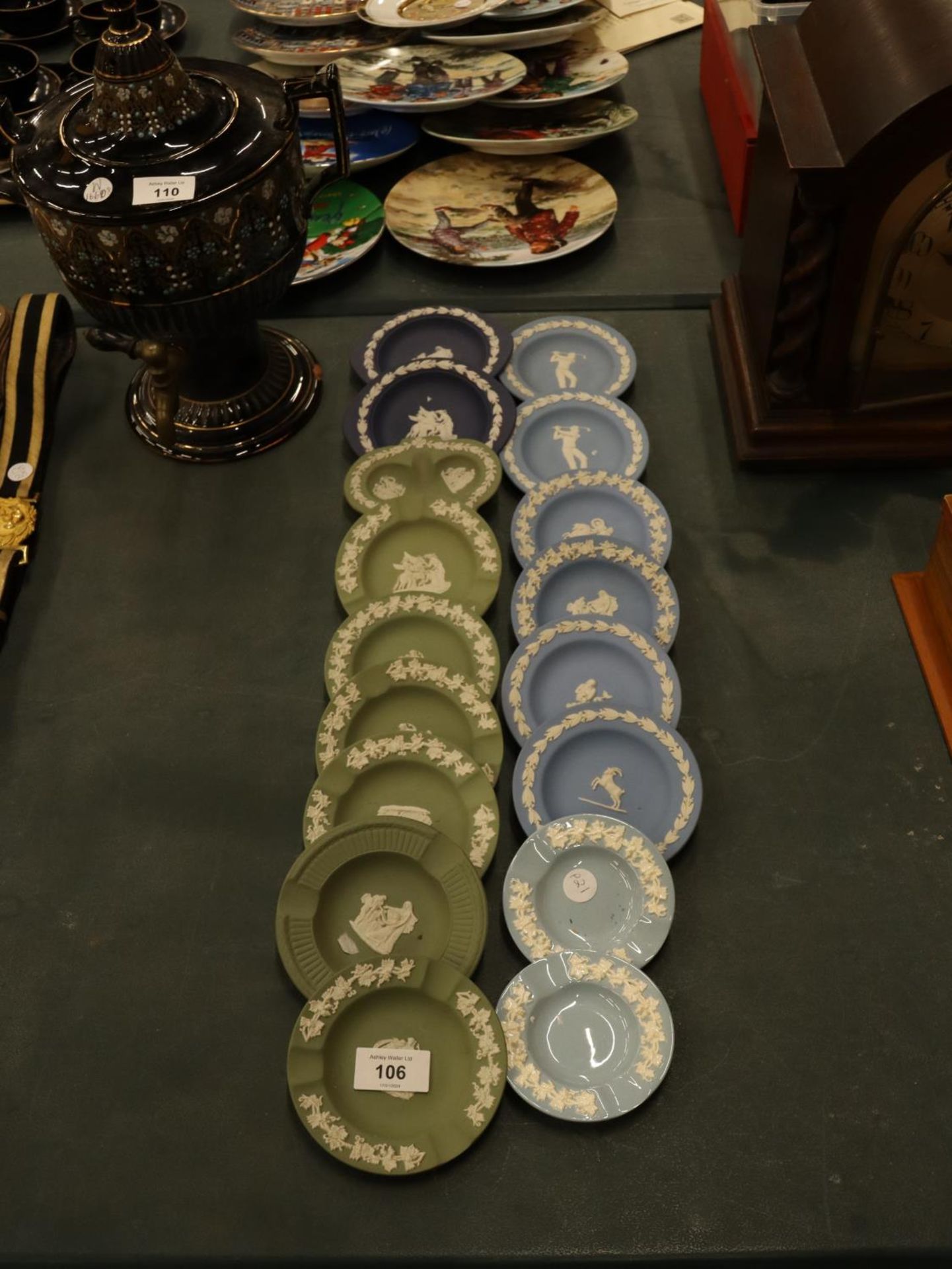 A COLLECTION OF WEDGWOOD BLUE AND GREEN PIN TRAYS AND ASHTRAYS