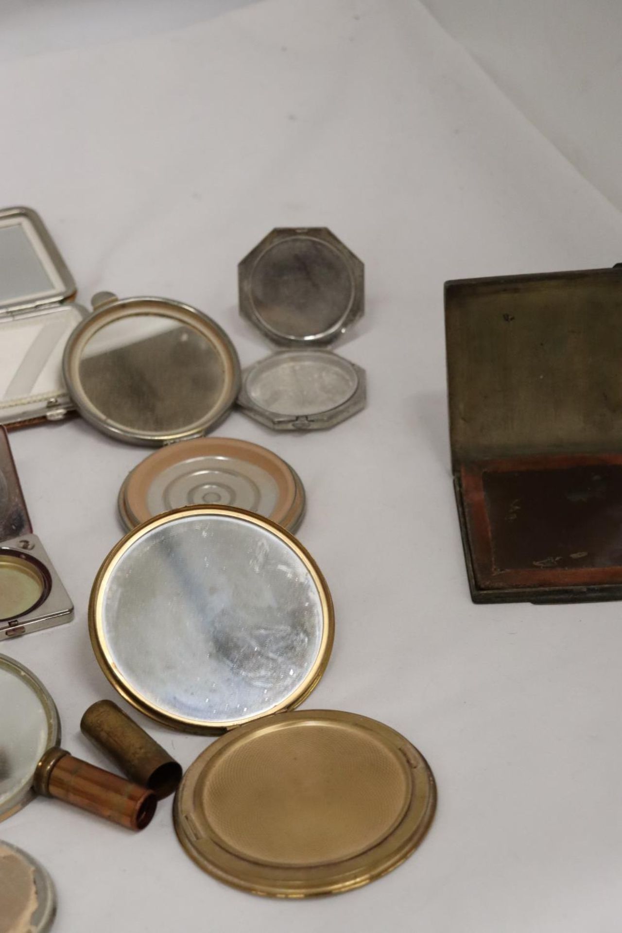 A COLLECTION OF VINTAGE COMPACTS TO INCLUDE STRATTON, ETC - Bild 5 aus 7