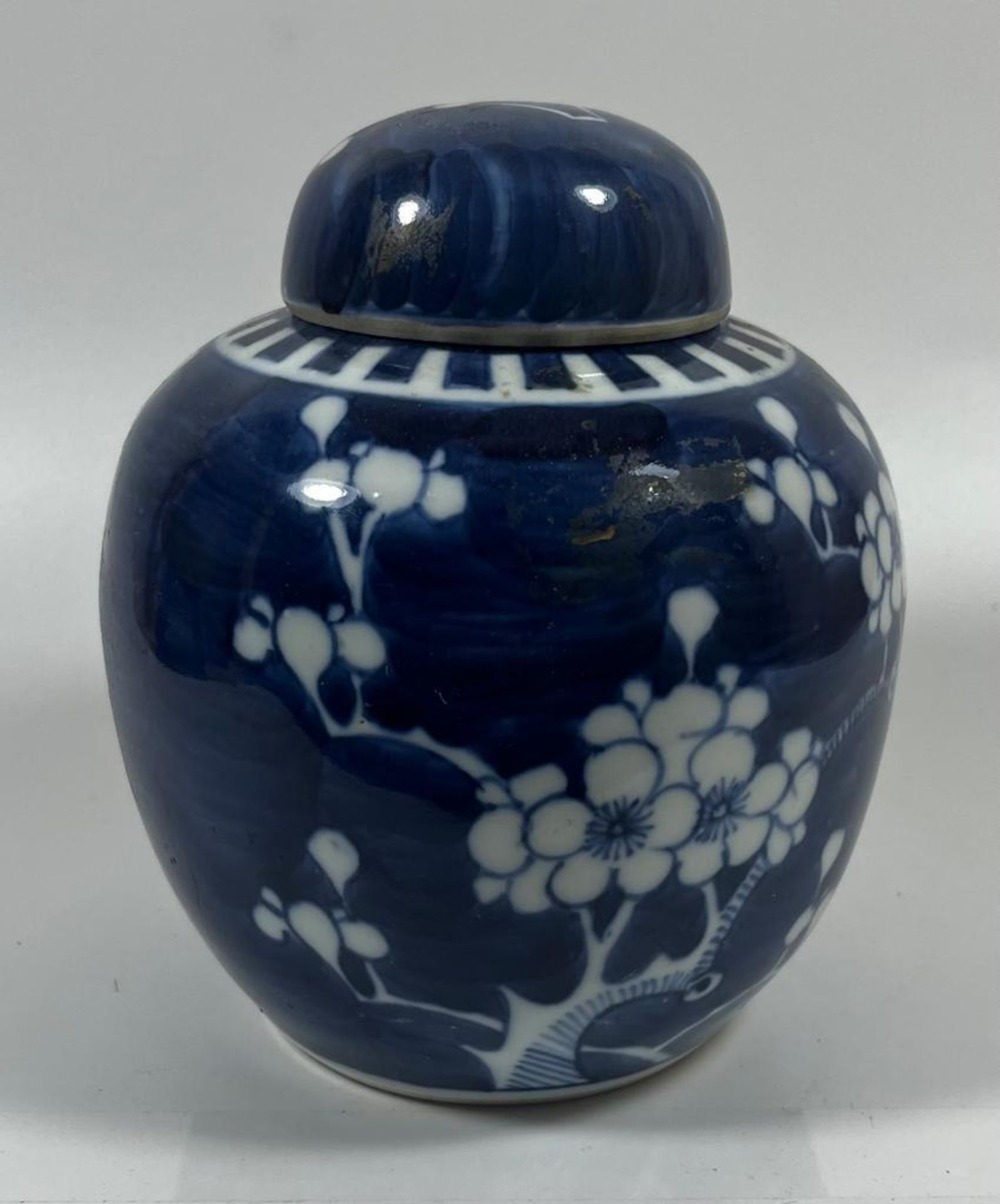 A CHINESE PRUNUS BLOSSOM GINGER JAR WITH DOUBLE RING MARK TO BASE, ON CARVED WOODEN STAND, HEIGHT 18