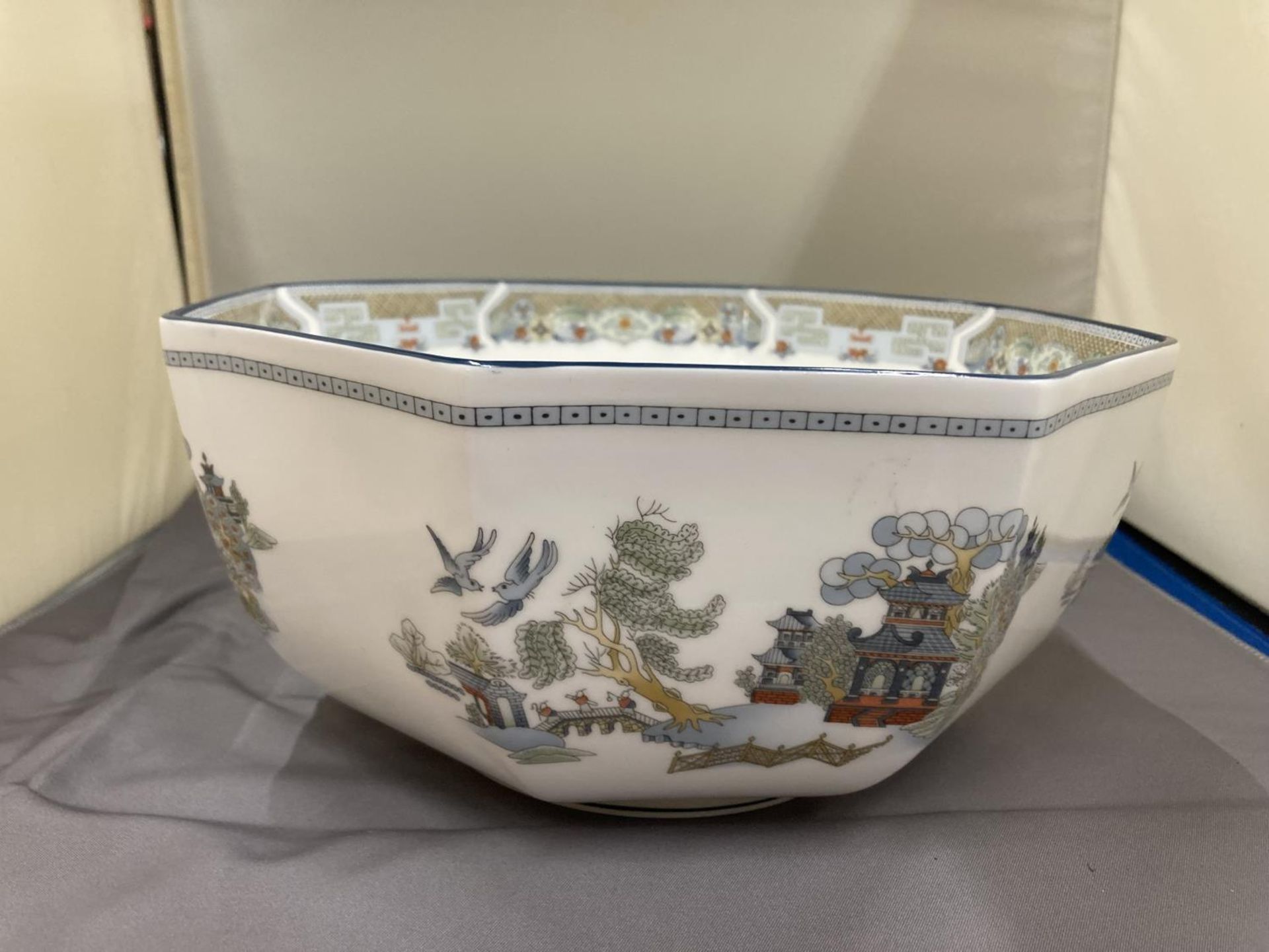 A WEDGWOOD "CHINESE LEGEND" OCTAGONAL BOWL - Image 2 of 4