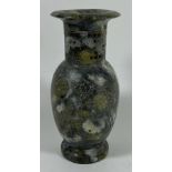 A CHINESE HARDSTONE VASE WITH ETCHED FLORAL DESIGN WITH HOLES TO TOP, HEIGHT 15 CM