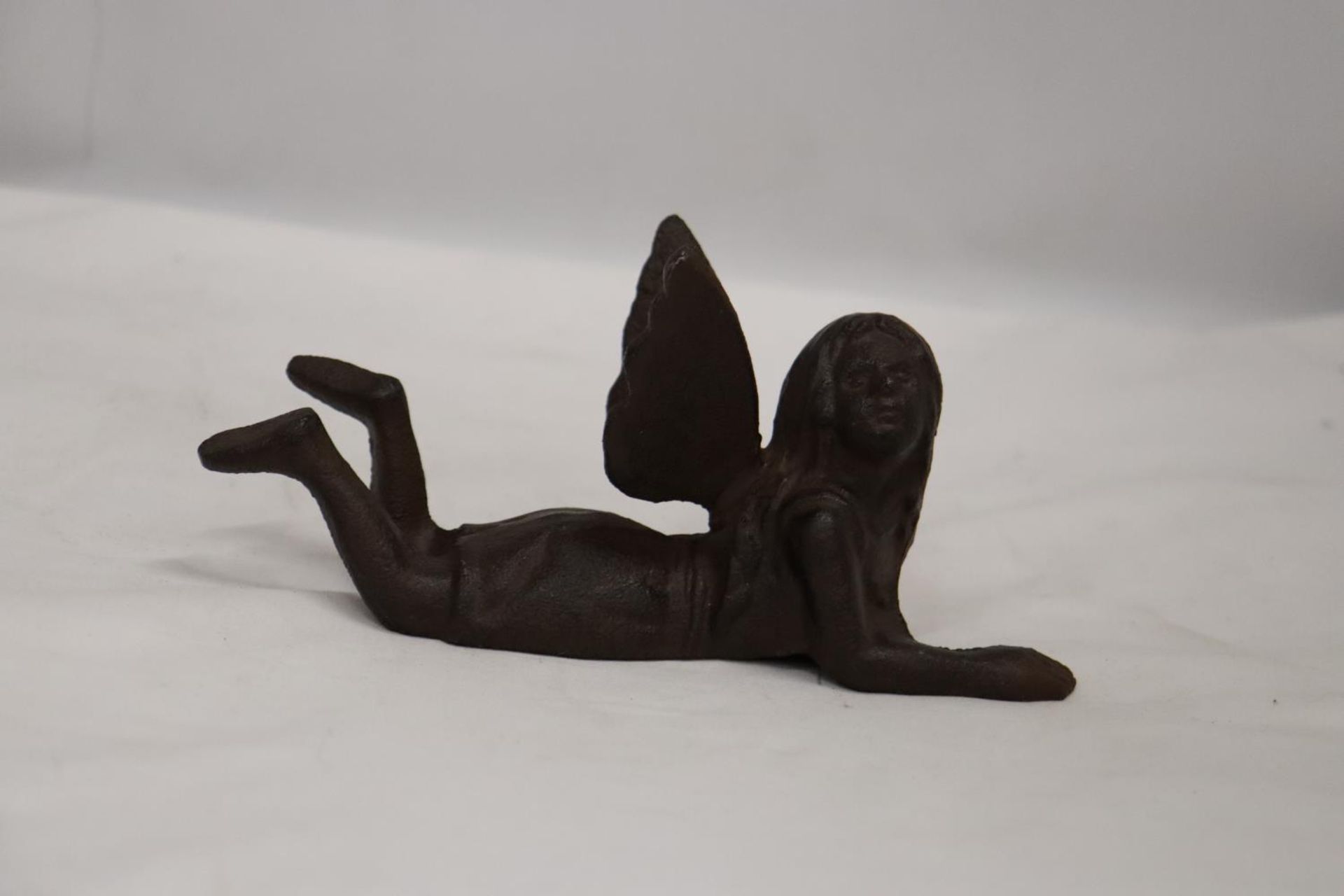 A CAST MODEL OF AN ANGEL, HEIGHT 9CM, LENGTH 21CM - Image 3 of 6