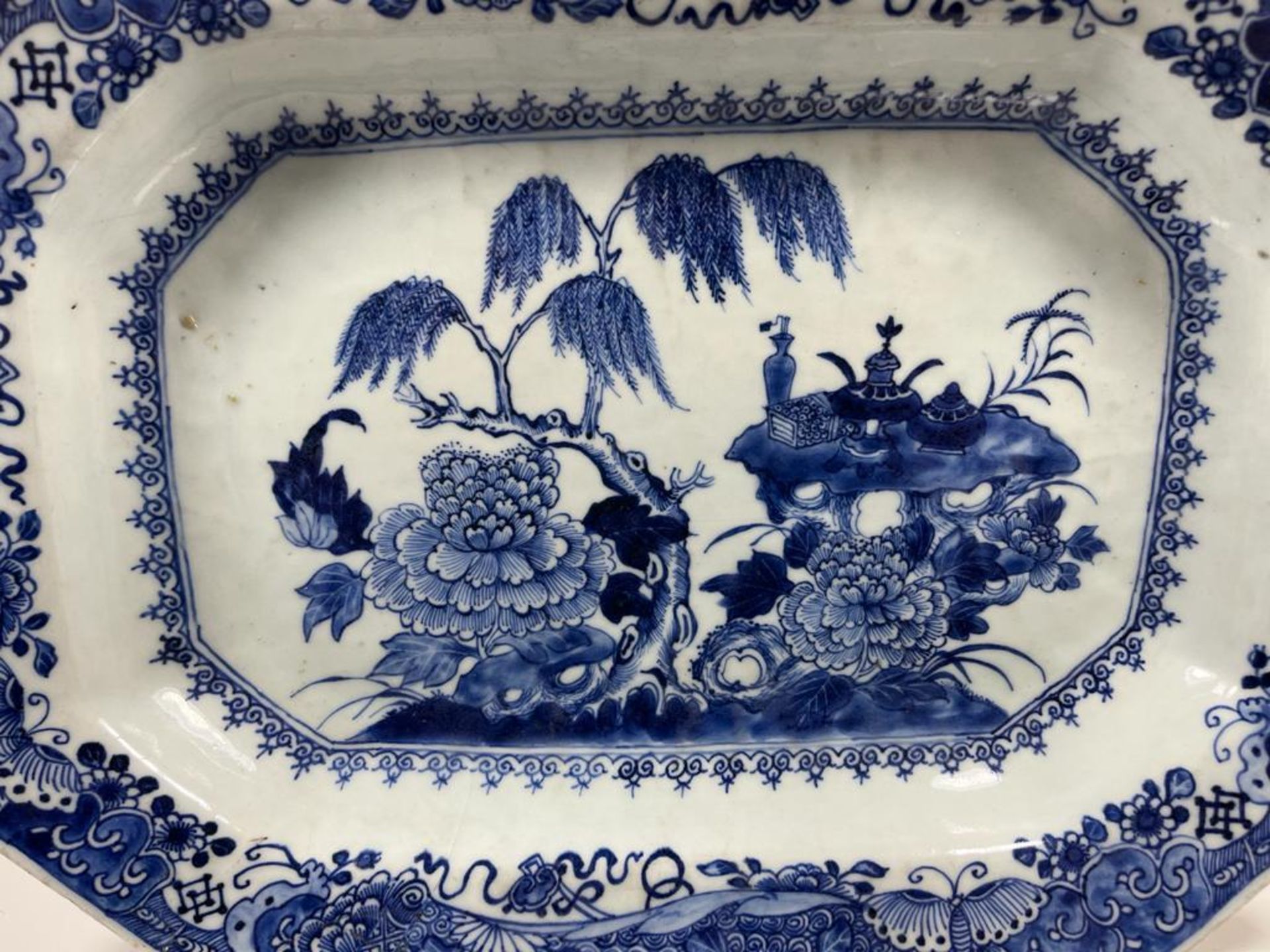 A LARGE 18TH CENTURY CHINESE QING EXPORT BLUE AND WHITE PORCELAIN MEAT PLATE, LENGTH 39CM (REPAIR TO - Image 6 of 7