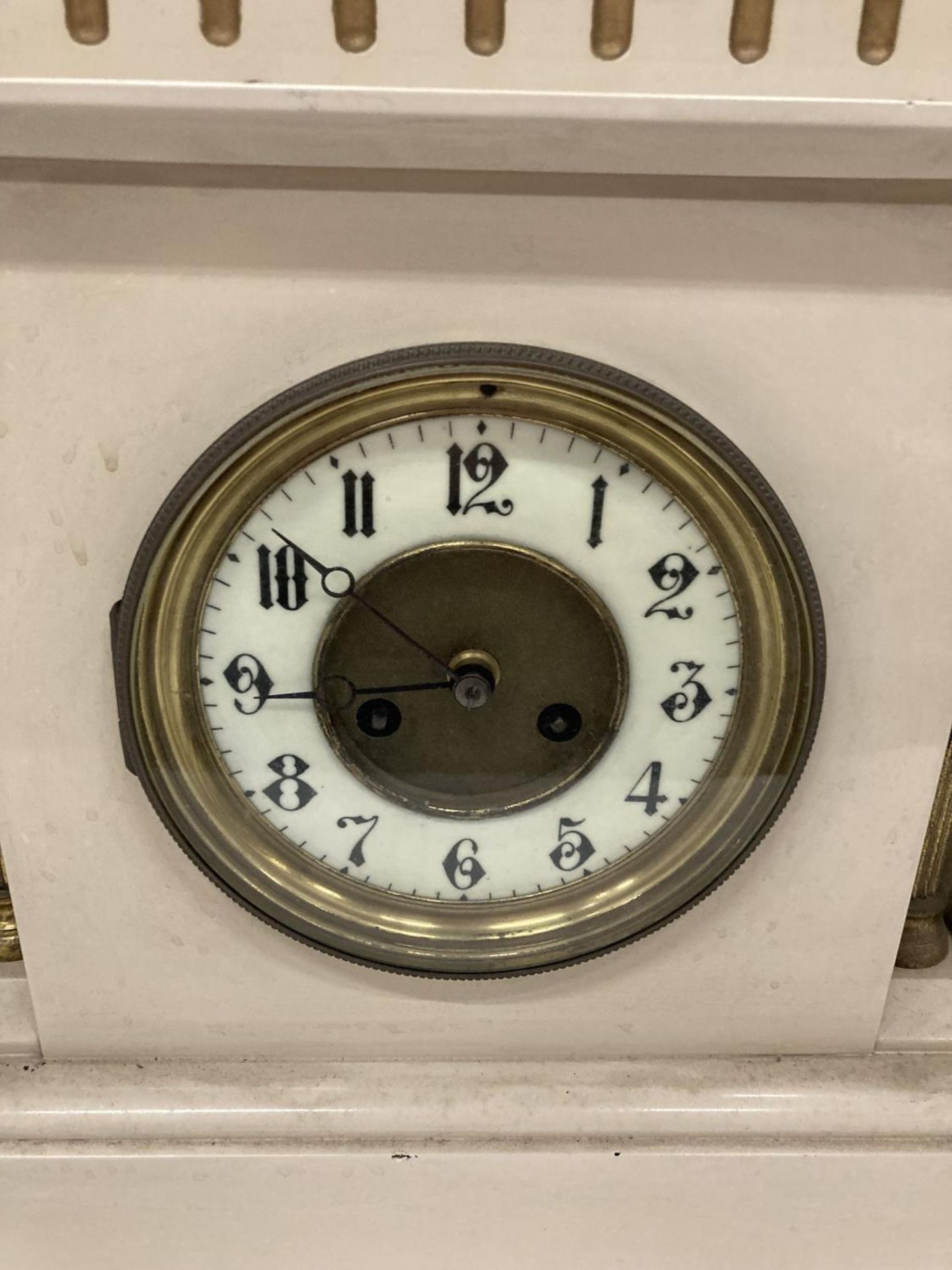 A MARBLE MANTLE CLOCK WITH A SIX COLUMN DESIGN PAINTED BY AM HEPWORTH - Image 2 of 6