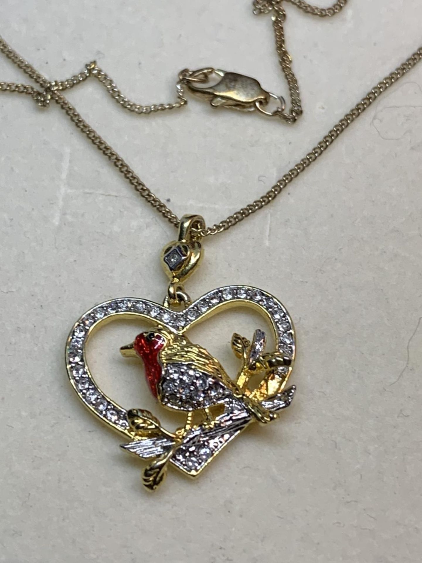 A NECKLACE WITH A CRYSTAL ROBIN PENDANT IN A PRESENTATION BOX - Image 3 of 3