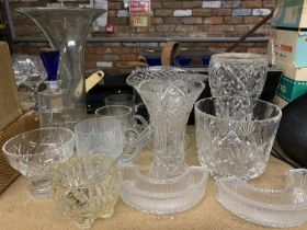 A QUANTITY OF GLASSWARE TO INCLUDE VASES, TANKARDS, ETC
