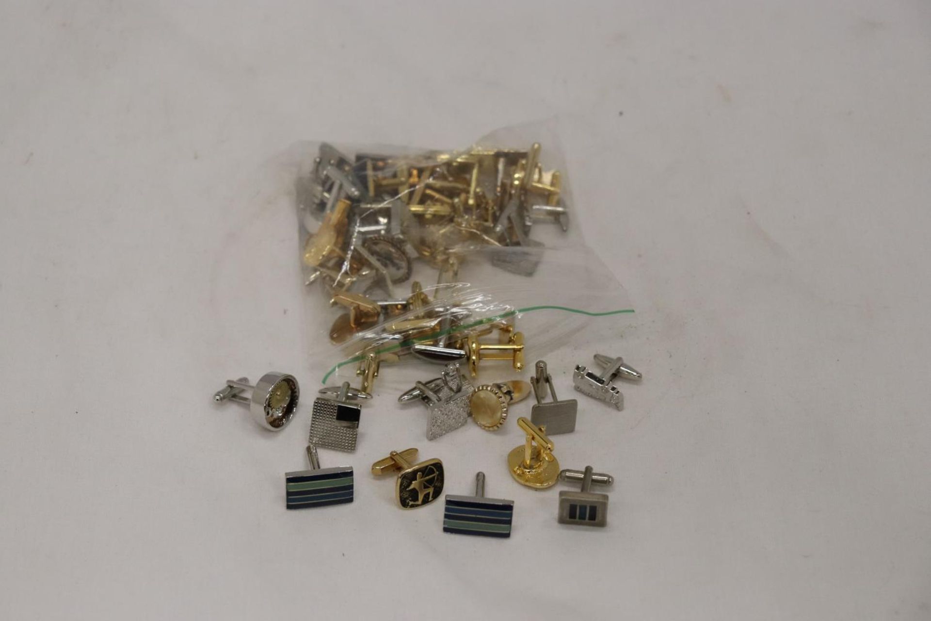A QUANTITY OF ASSORTED CUFFLINKS - Image 3 of 5