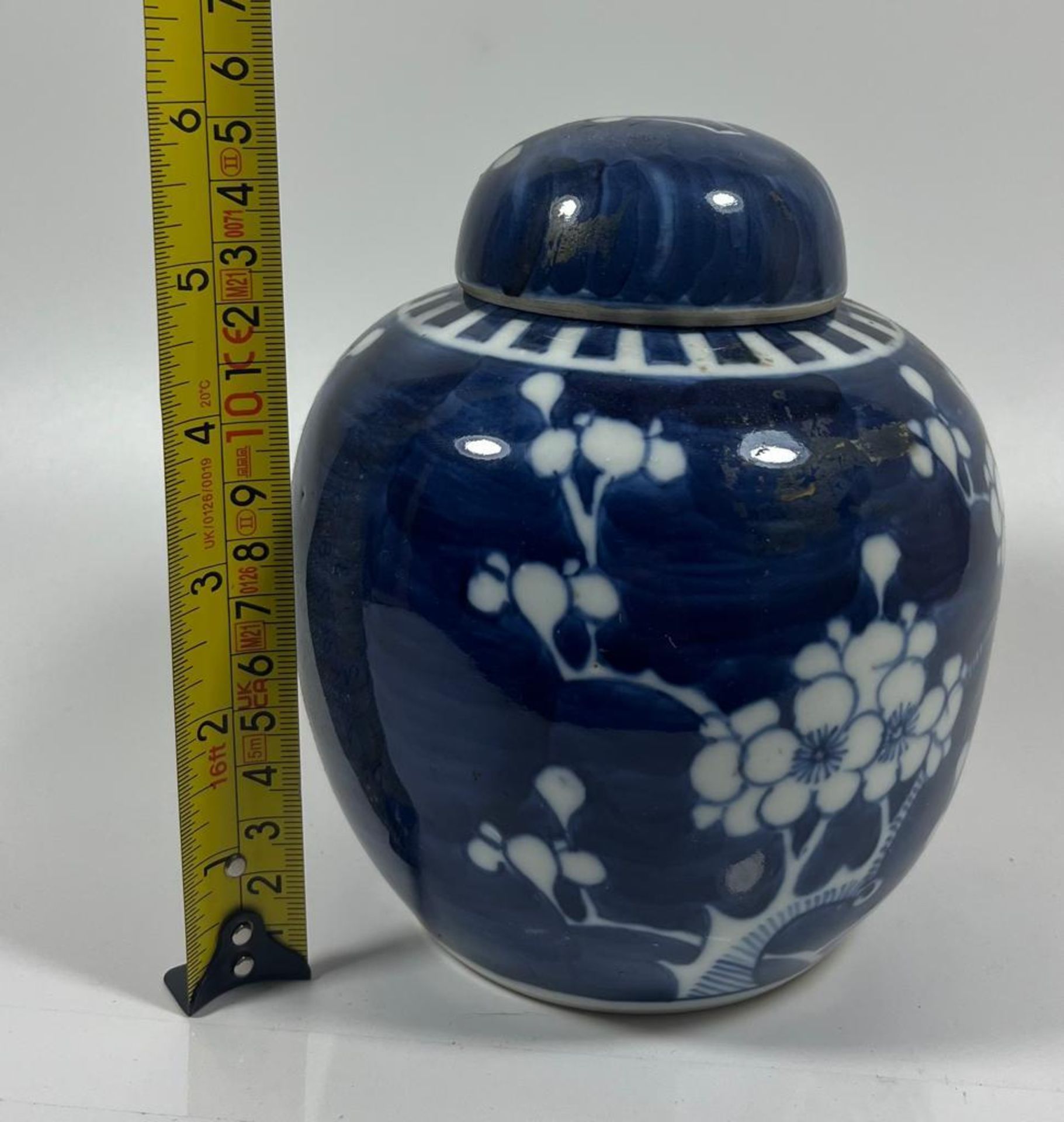 A CHINESE PRUNUS BLOSSOM GINGER JAR WITH DOUBLE RING MARK TO BASE, ON CARVED WOODEN STAND, HEIGHT 18 - Image 6 of 6