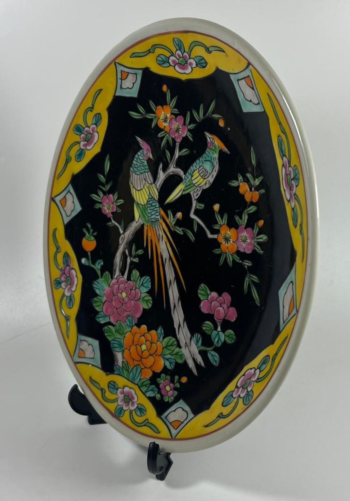 A VINTAGE CHINESE FAMILLE NOIRE CHARGER PLATE WITH BIRD AND FLORAL DESIGN, SEAL MARK TO BASE, - Bild 2 aus 5