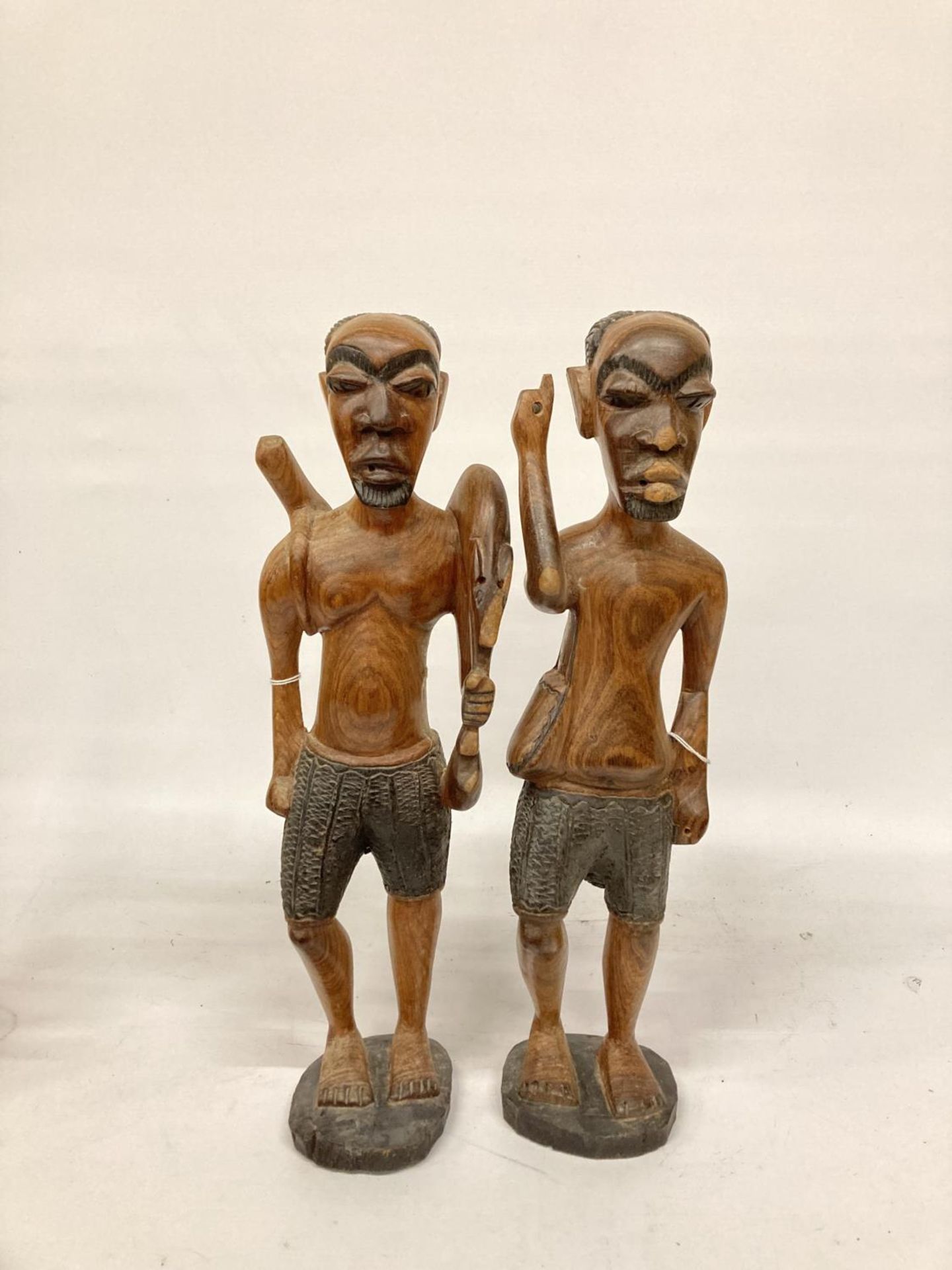 TWO LARGE TRIBAL STYLE FIGURES PLUS TWO SMALLER ONES - Bild 3 aus 5