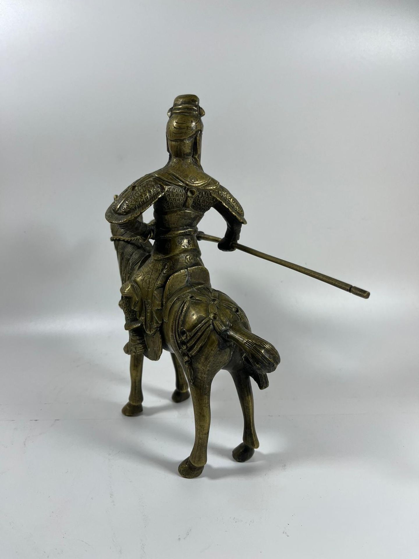 A VINTAGE CHINESE BRASS FIGURE OF A WARRIOR ON HORSEBACK WITH JEWEL DESIGN, HEIGHT 24CM - Image 3 of 5