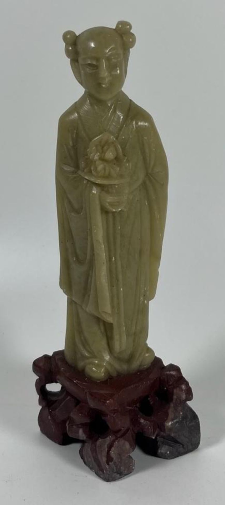 A VINTAGE CHINESE JADE TYPE HARDSTONE IMMORTAL FIGURE ON RED MARBLE BASE, HEIGHT 15CM