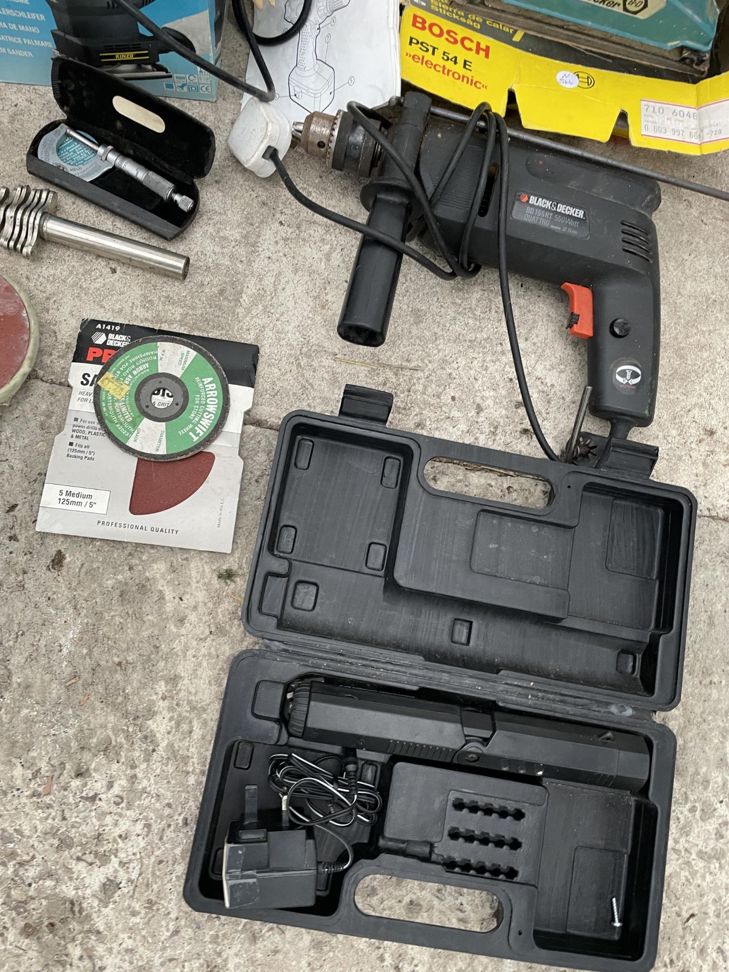 A LARGE ASSORTMENT OF TOOLS TO INCLUDE TWO BATTERY CHARGERS, A BOSCH DETAIL SANDER AND A BLACK AND - Image 3 of 4