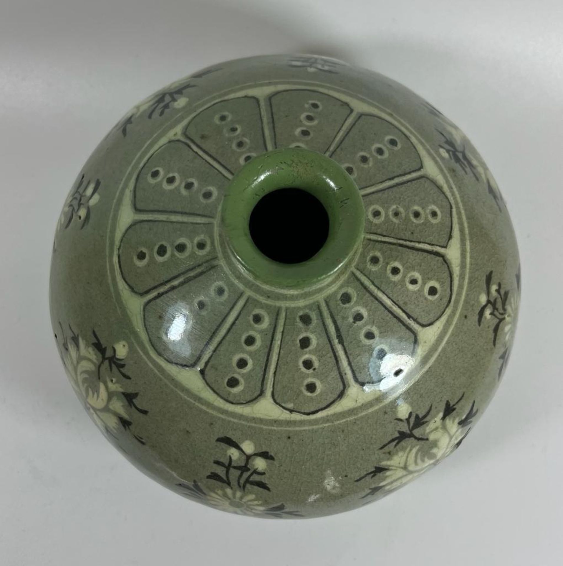 A CHINESE CELADON GLAZE FLORAL DESIGN POT / VASE, HEIGHT 12 CM - Image 3 of 5