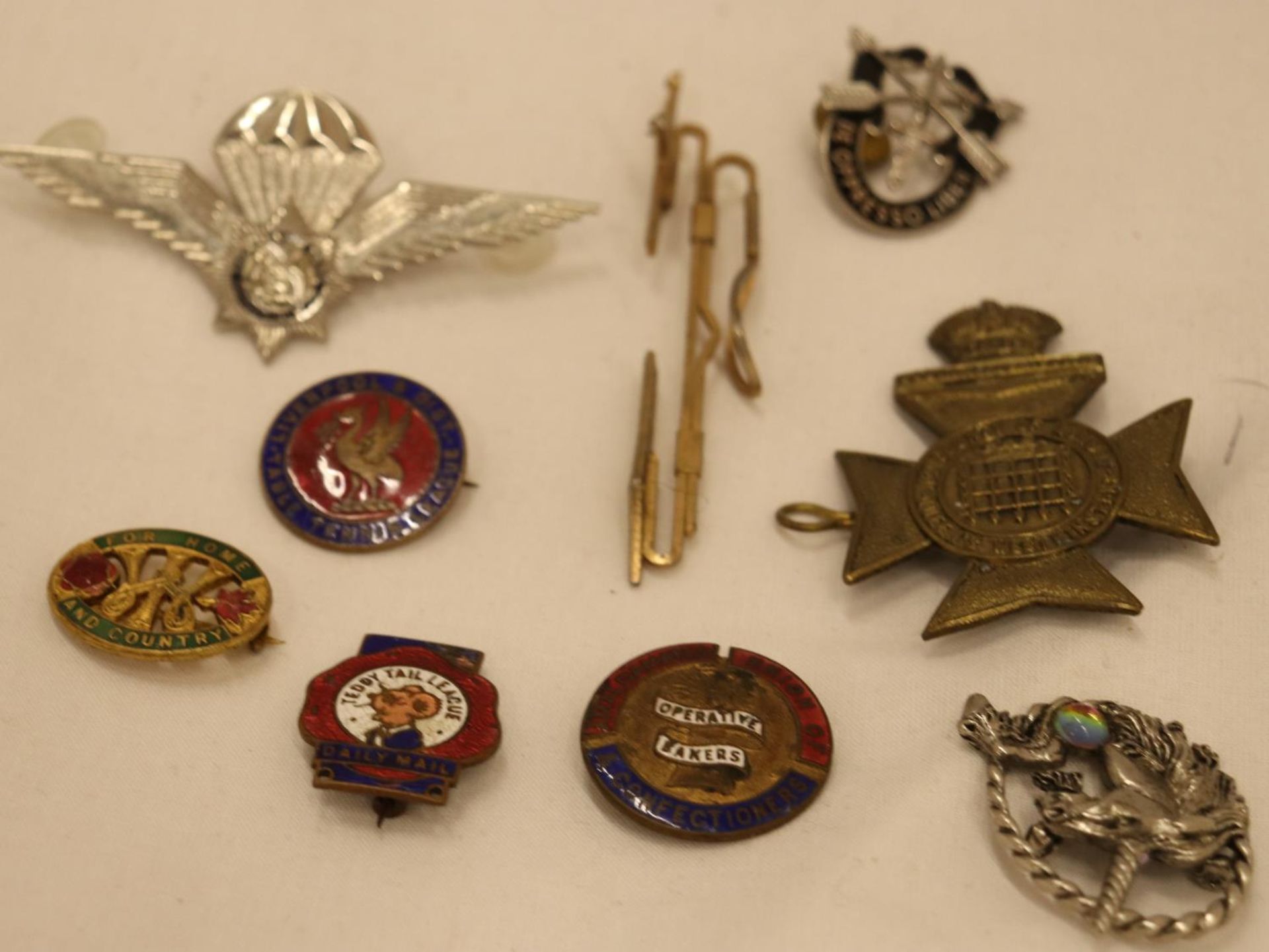 ACOLLECTION OF VINTAGE BADGES TO INCLUDE MILITARIA - 9 IN TOTAL - Image 3 of 5